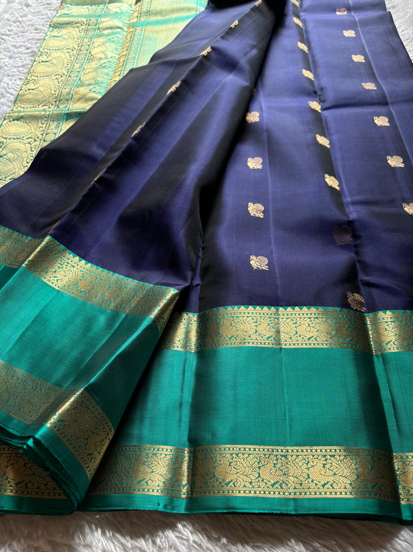 Lakshmi (2D) : Deep blue-rama green