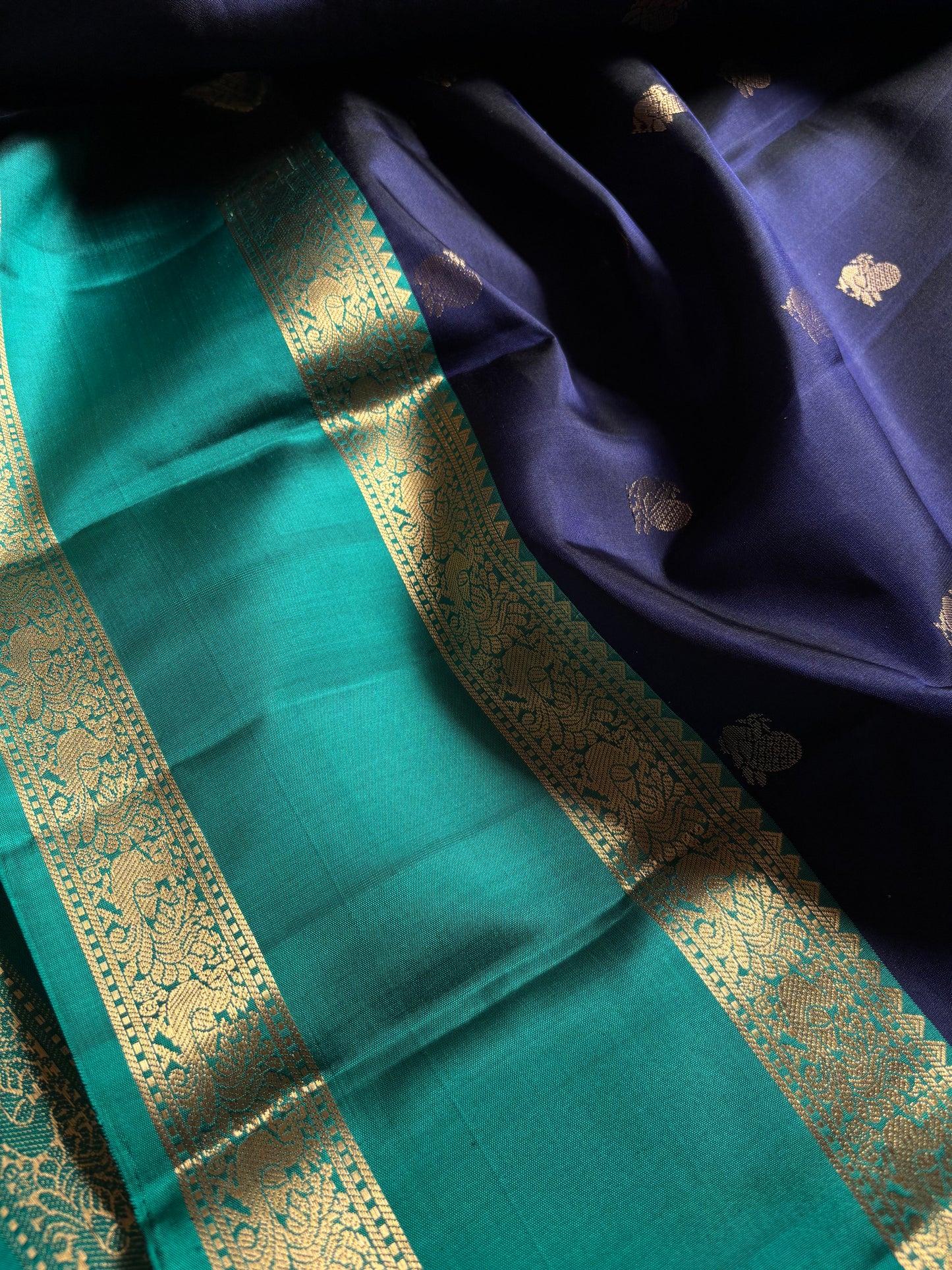 Lakshmi (2D) : Deep blue-rama green