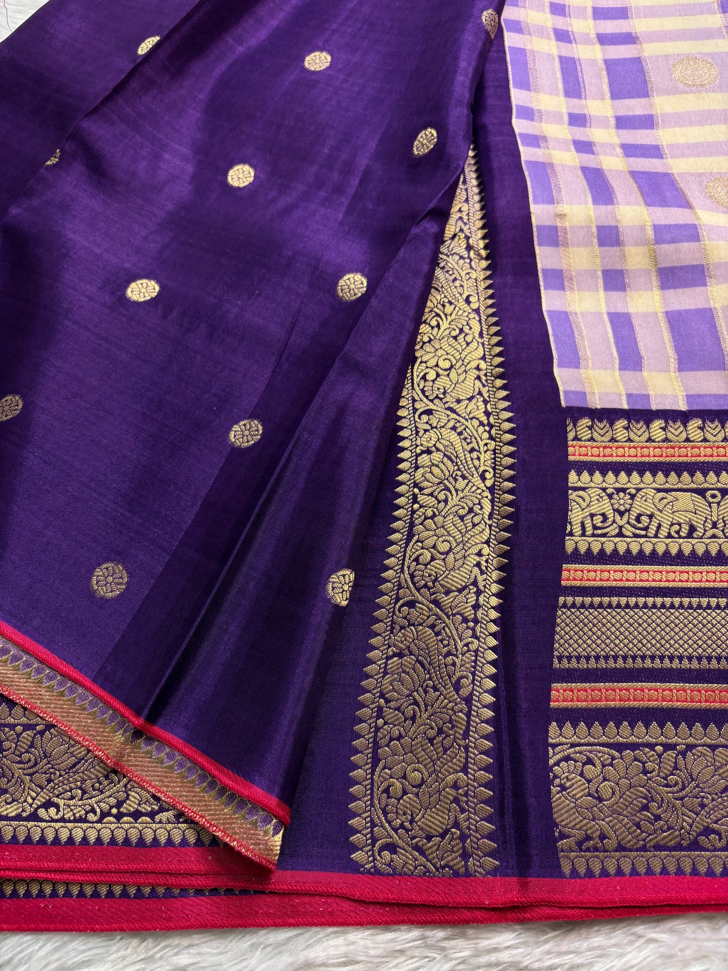 NYD128 (2D) : Off white, lavender-navy blue