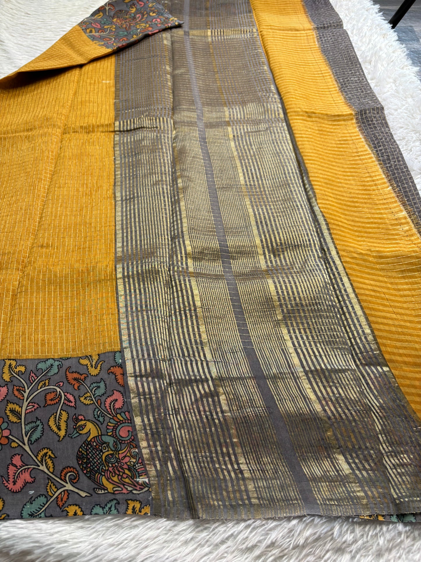 NYD130 (2D) : Golden yellow-grey