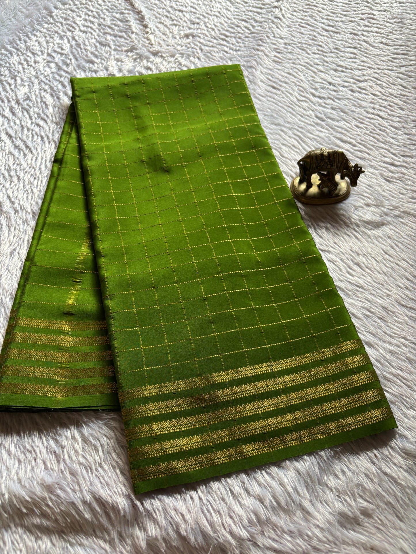 Charuni : Solid Mehendi green