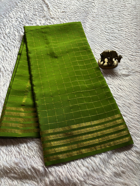Charuni : Solid Mehendi green