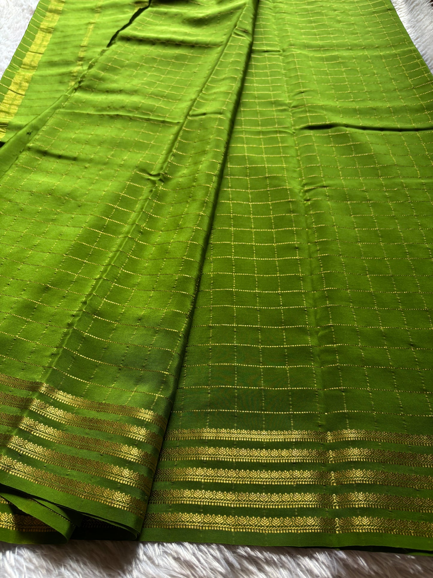 Charuni : Solid Mehendi green