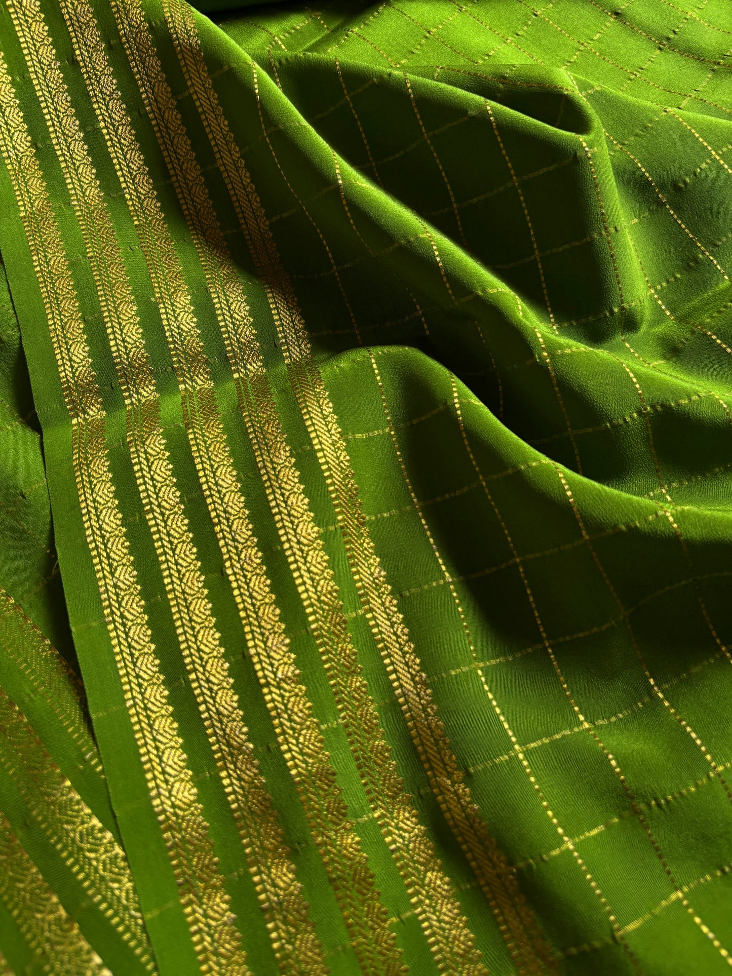 Charuni : Solid Mehendi green