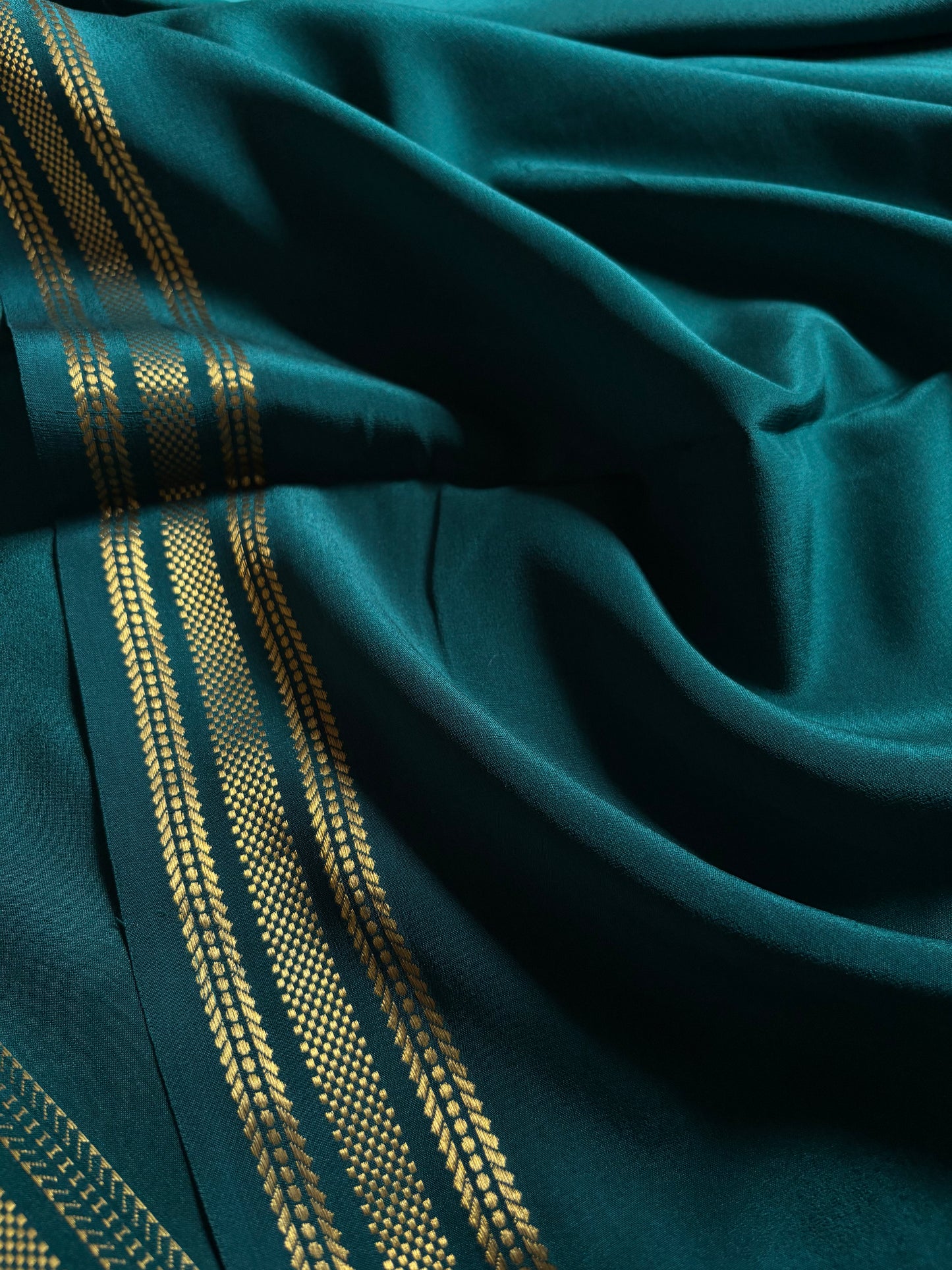 Unnathi : Solid Peacock green