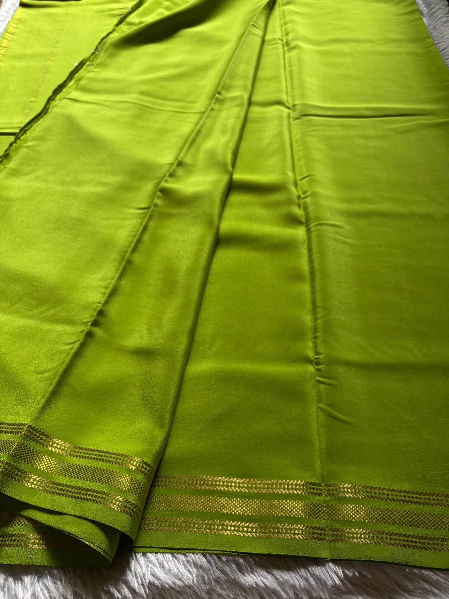 Unnathi : Solid Mehendi green