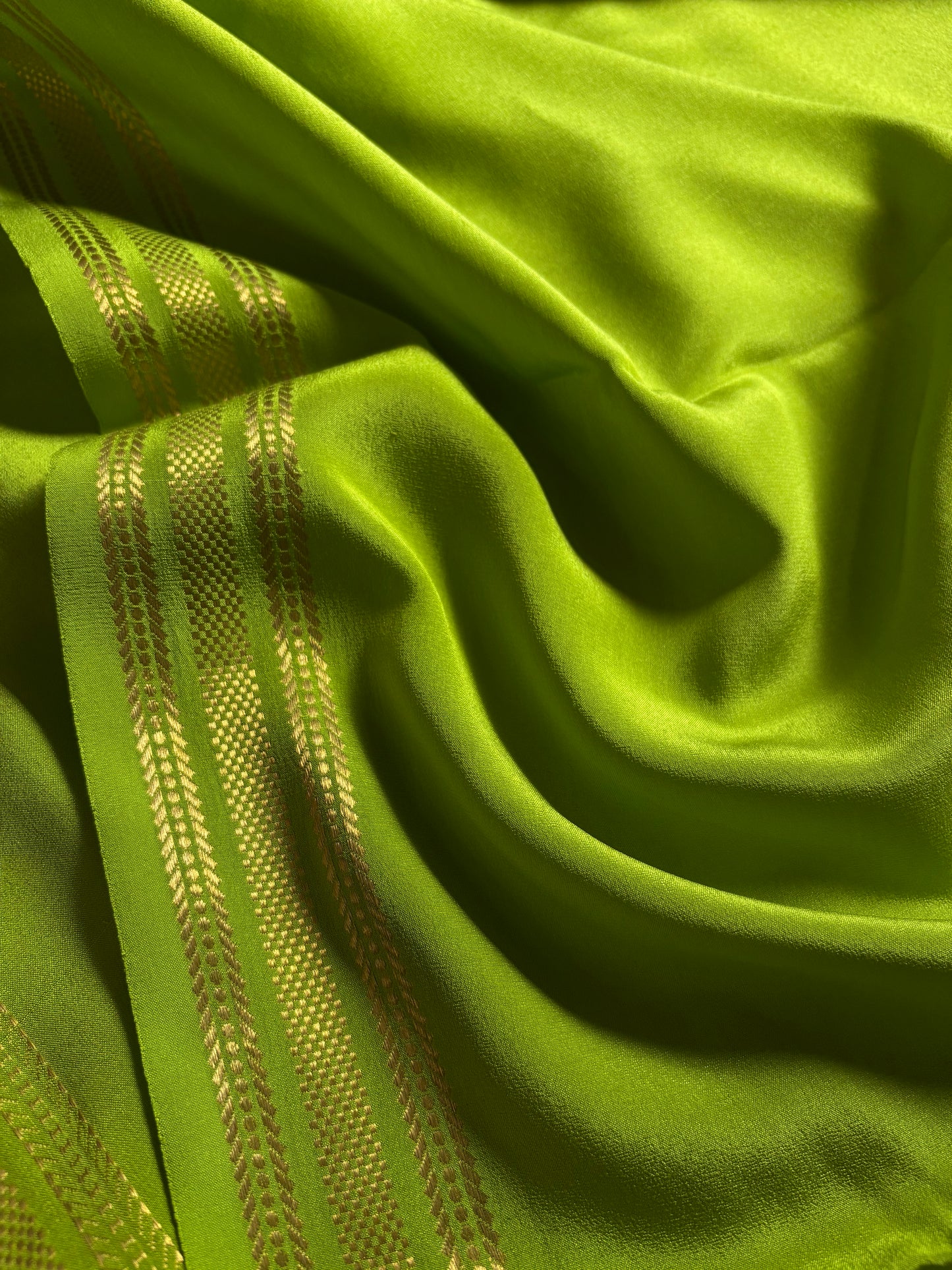 Unnathi : Solid Mehendi green