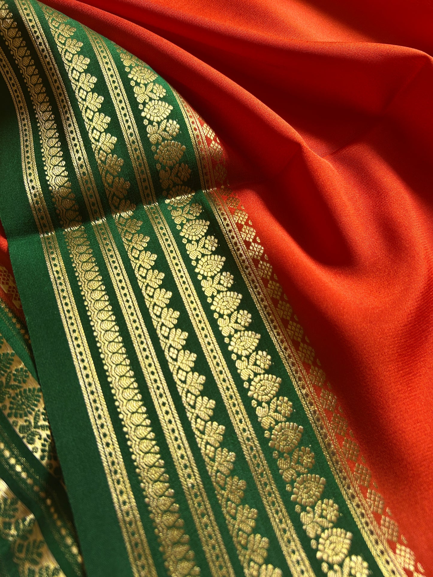 Manasa (2D) : Dark orange-bottle green