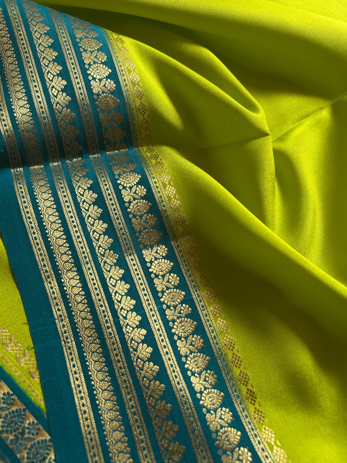 Manasa (2D) : Lime green-rama green