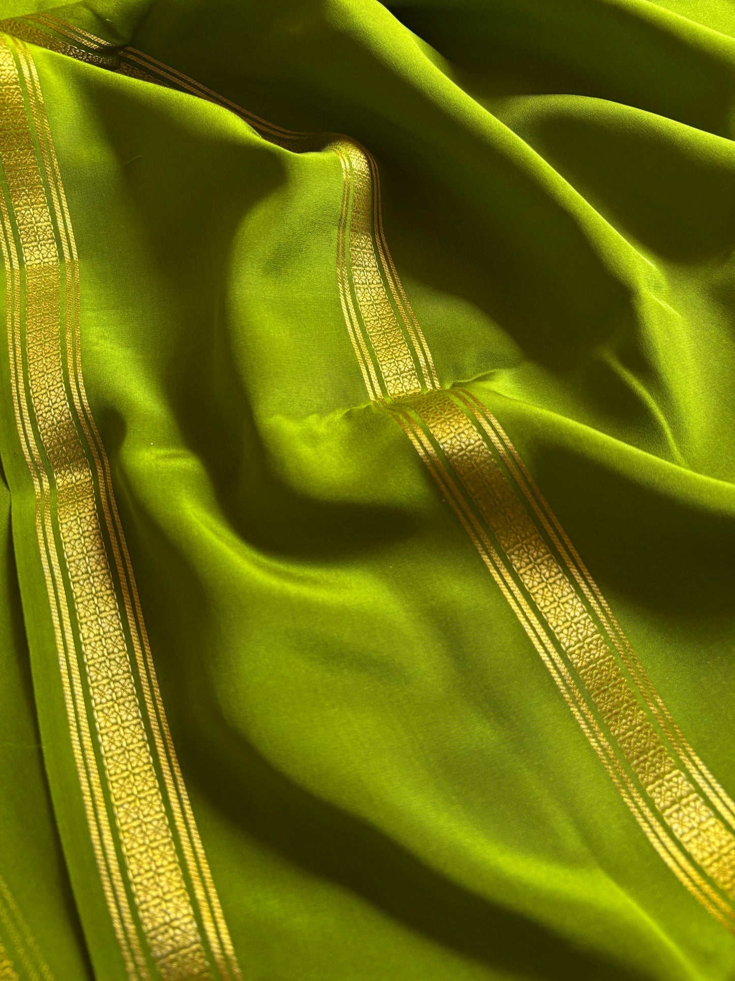 Mridula : Solid Mehendi green
