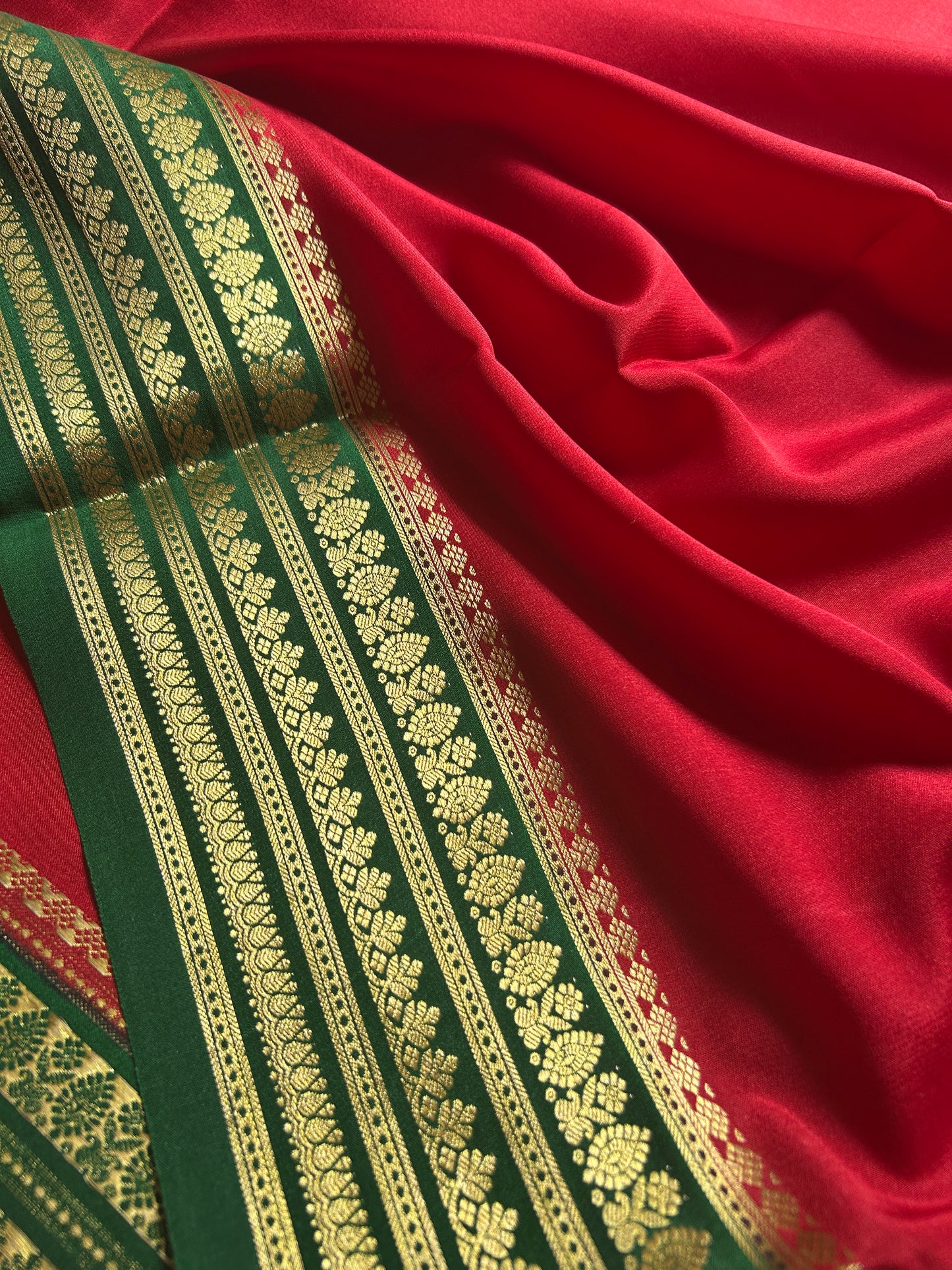 Manasa (2D) : Red-bottle green