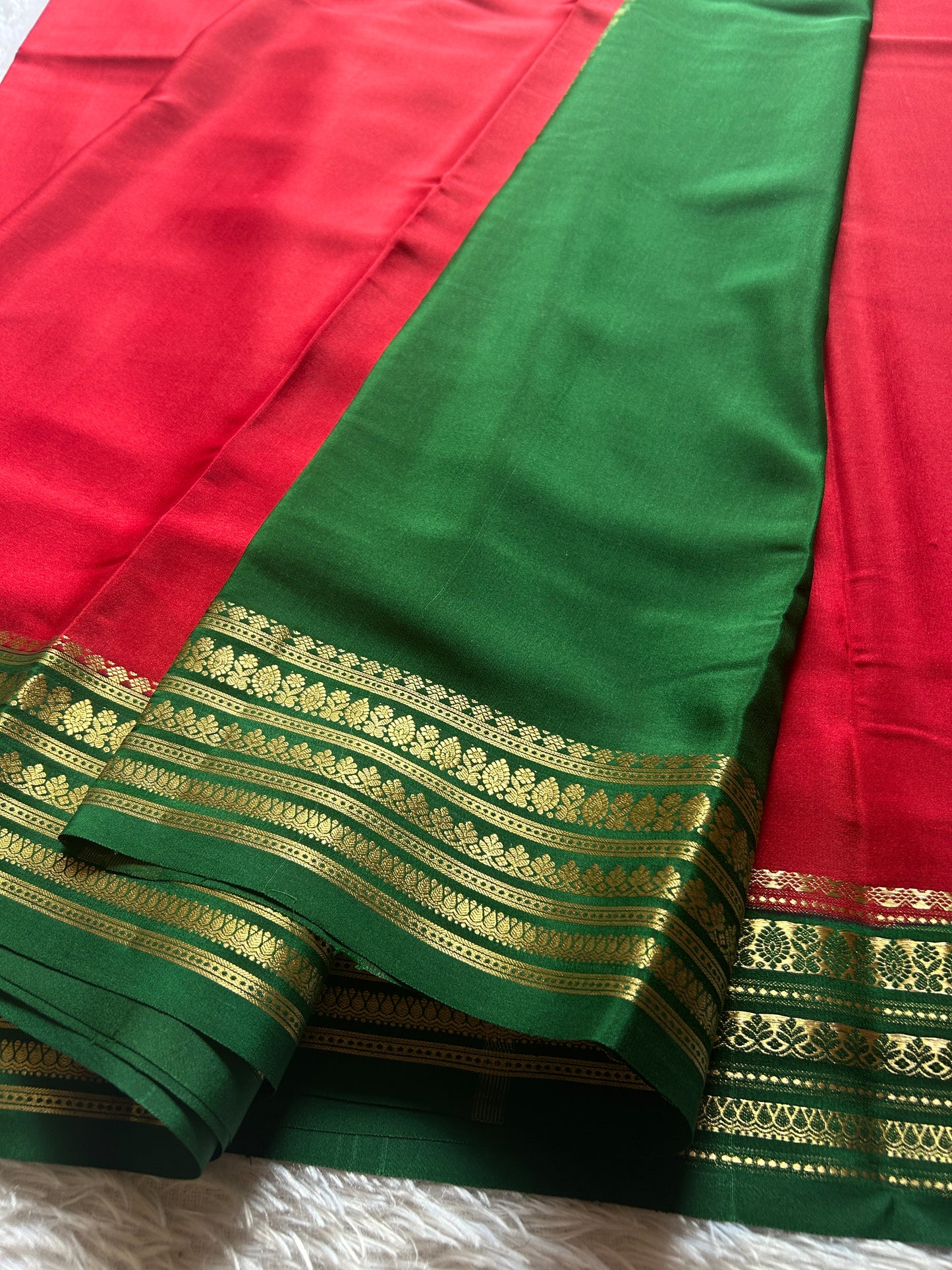 Manasa (2D) : Red-bottle green
