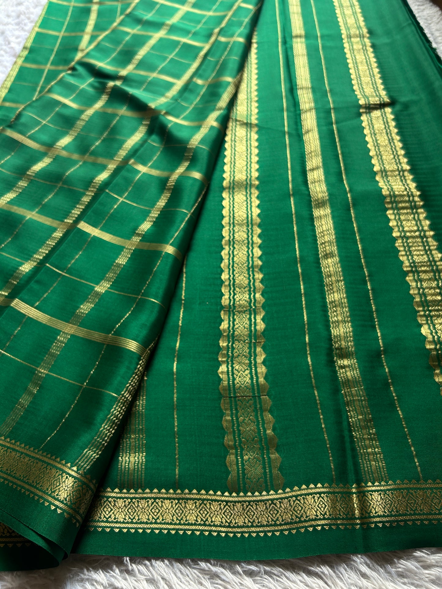 Savithri : Solid Bottle green