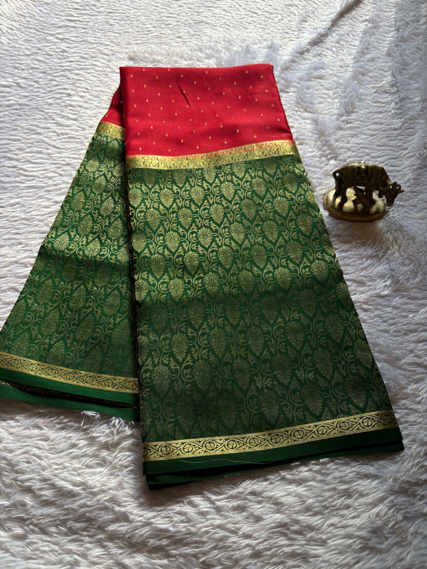 Asha (2D) : Red-bottle green