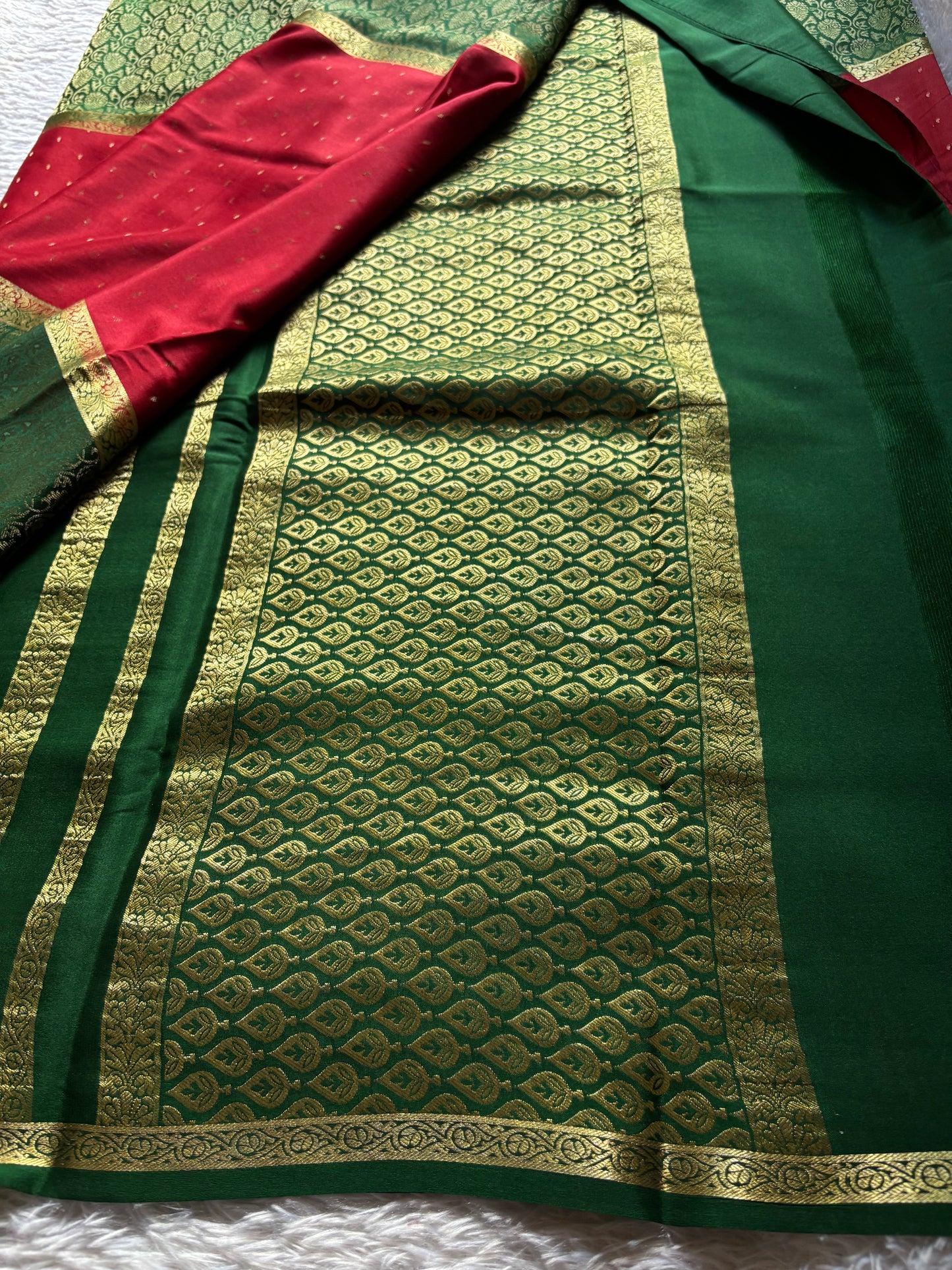 Asha (2D) : Red-bottle green