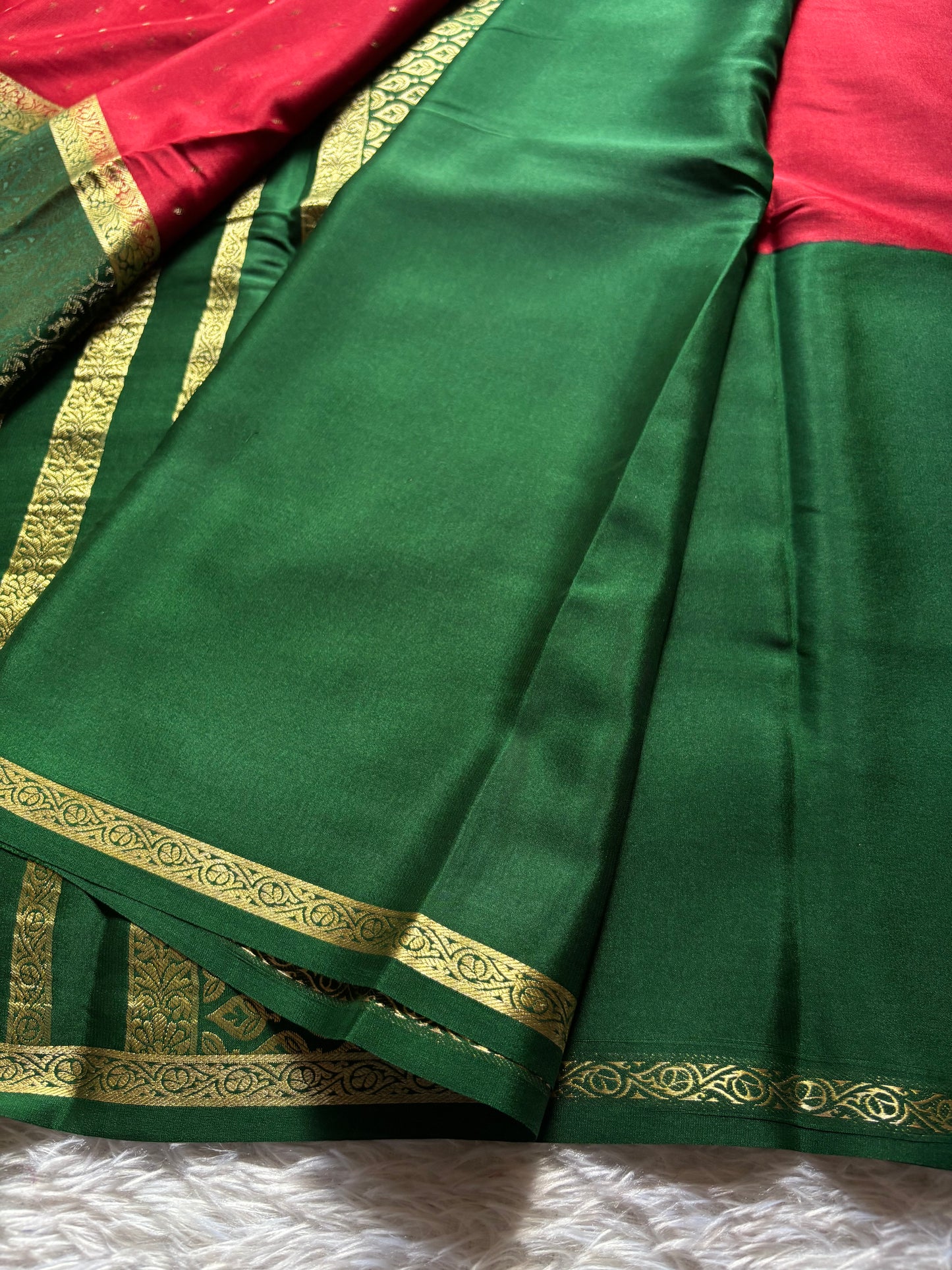 Asha (2D) : Red-bottle green