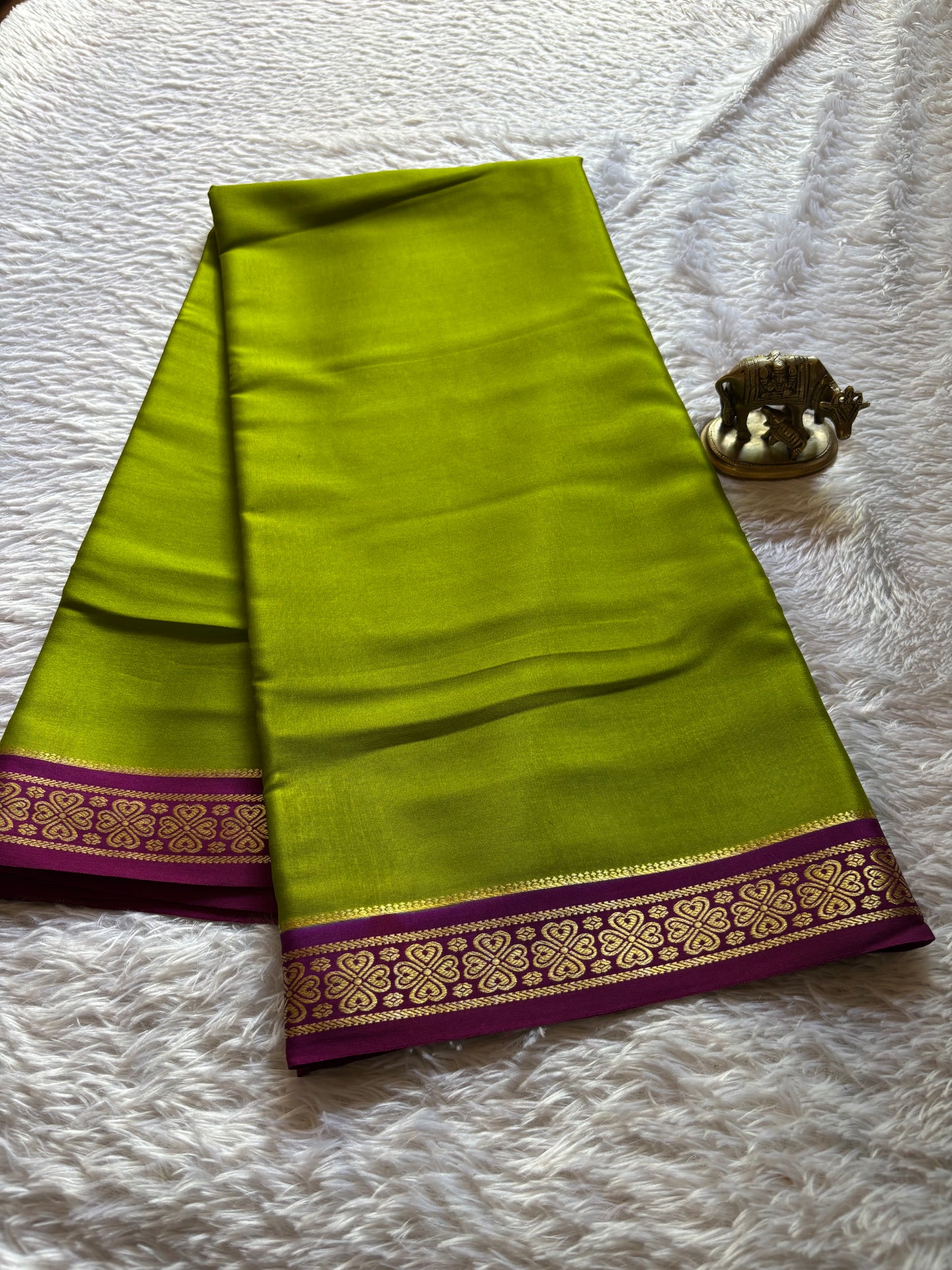 Champaka (2D) : Mehendi green-deep magenta