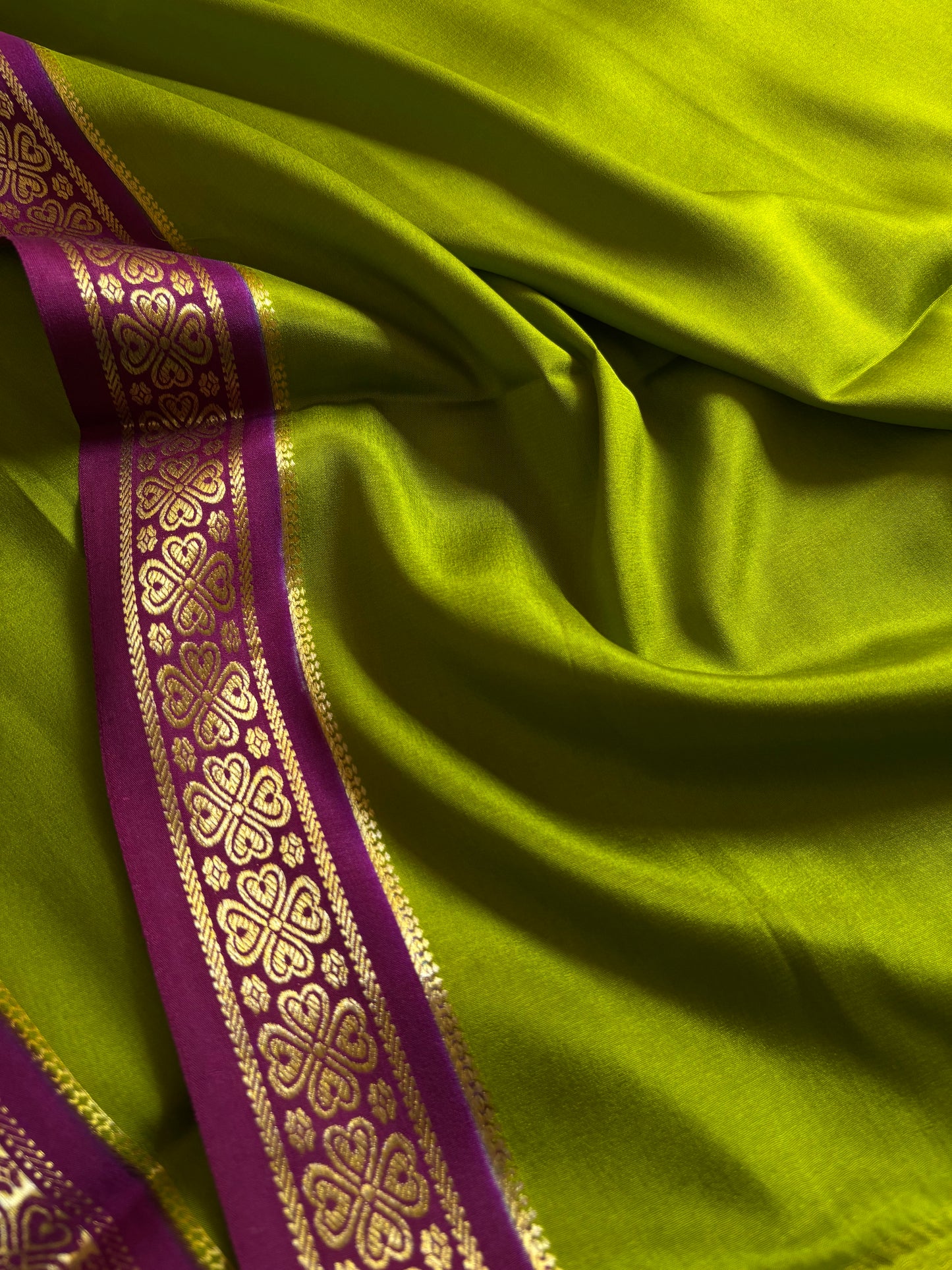 Champaka (2D) : Mehendi green-deep magenta