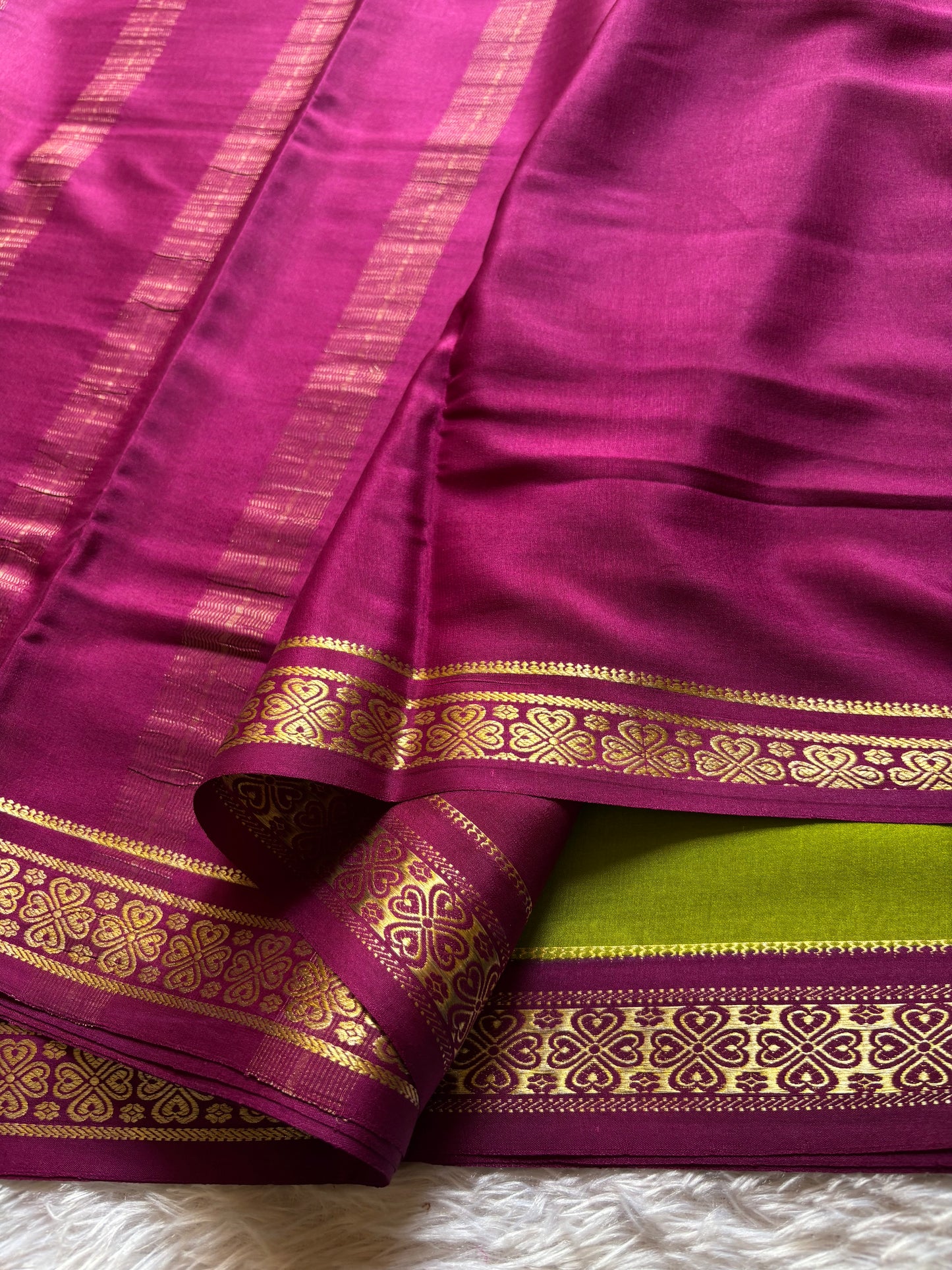Champaka (2D) : Mehendi green-deep magenta