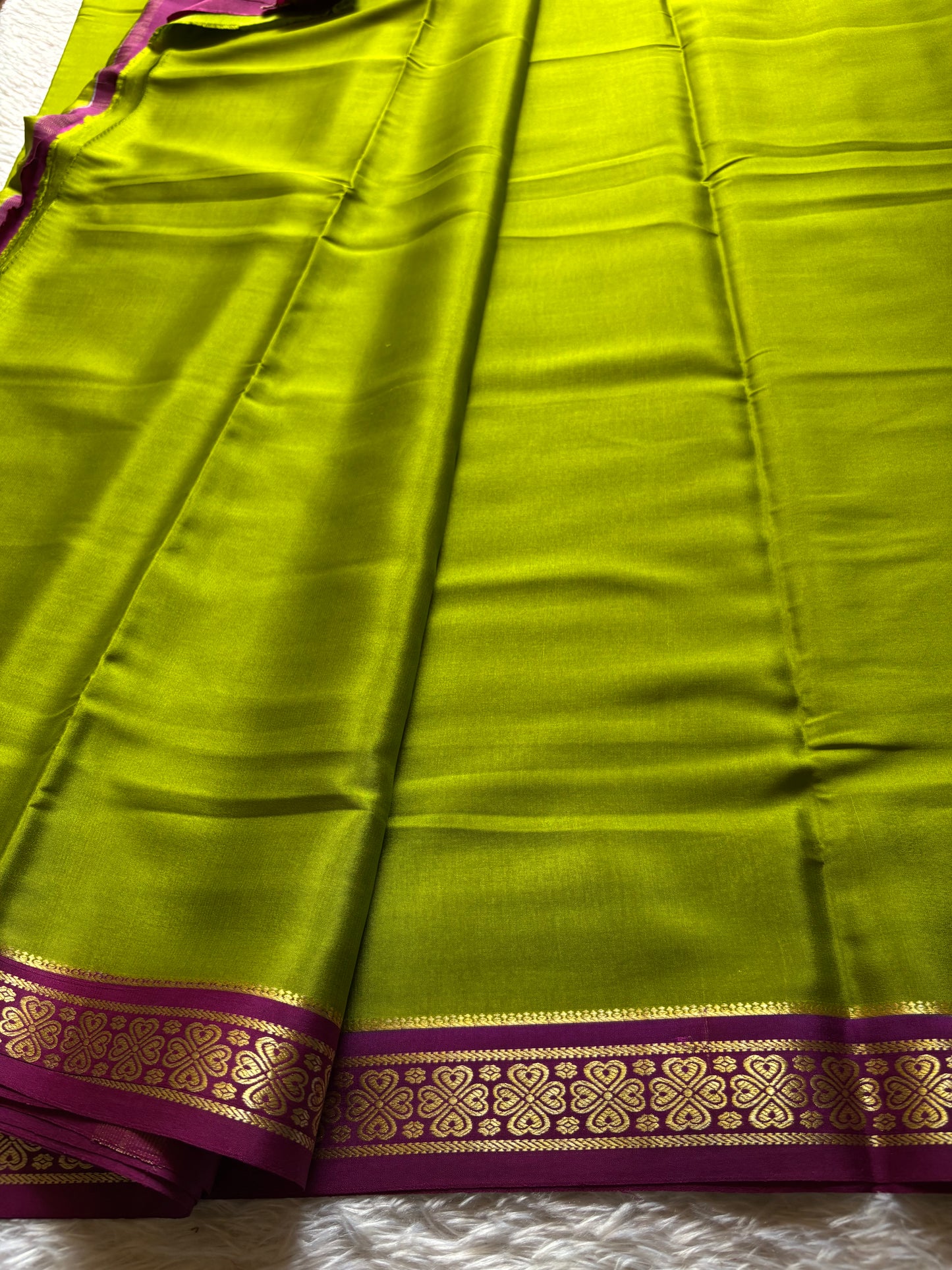 Champaka (2D) : Mehendi green-deep magenta