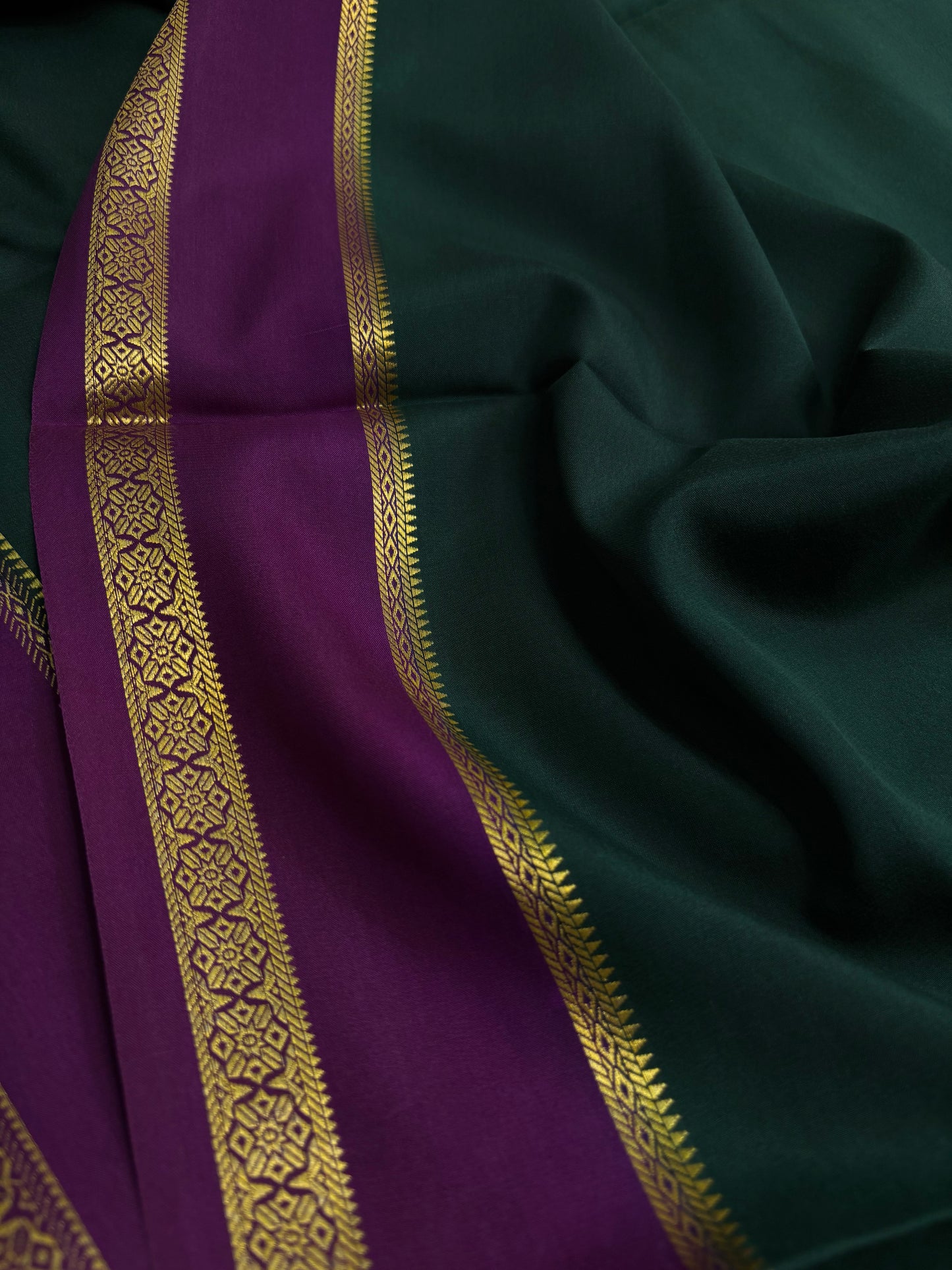 Darshini (2D) : Dark green-dark magenta