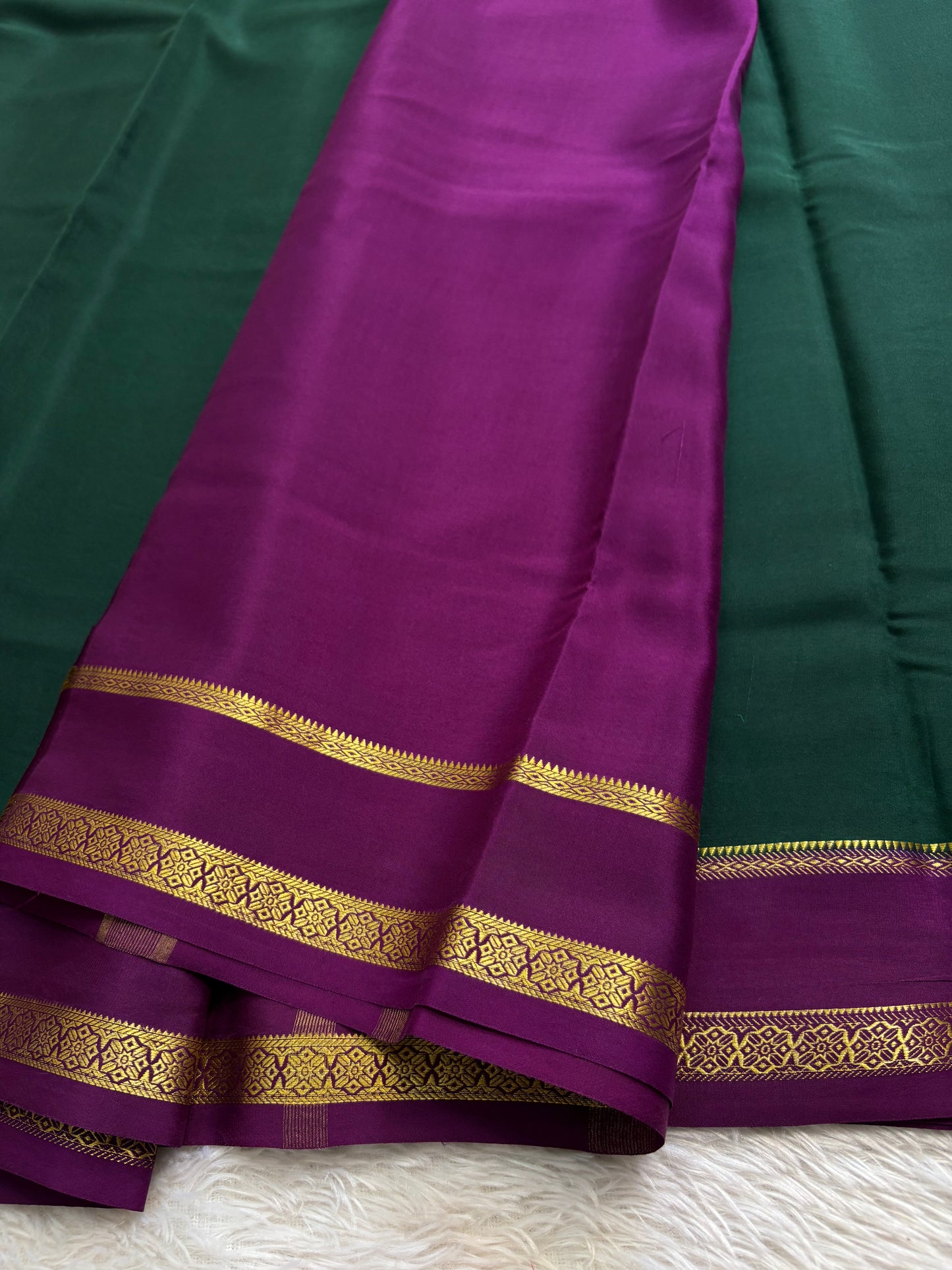 Darshini (2D) : Dark green-dark magenta