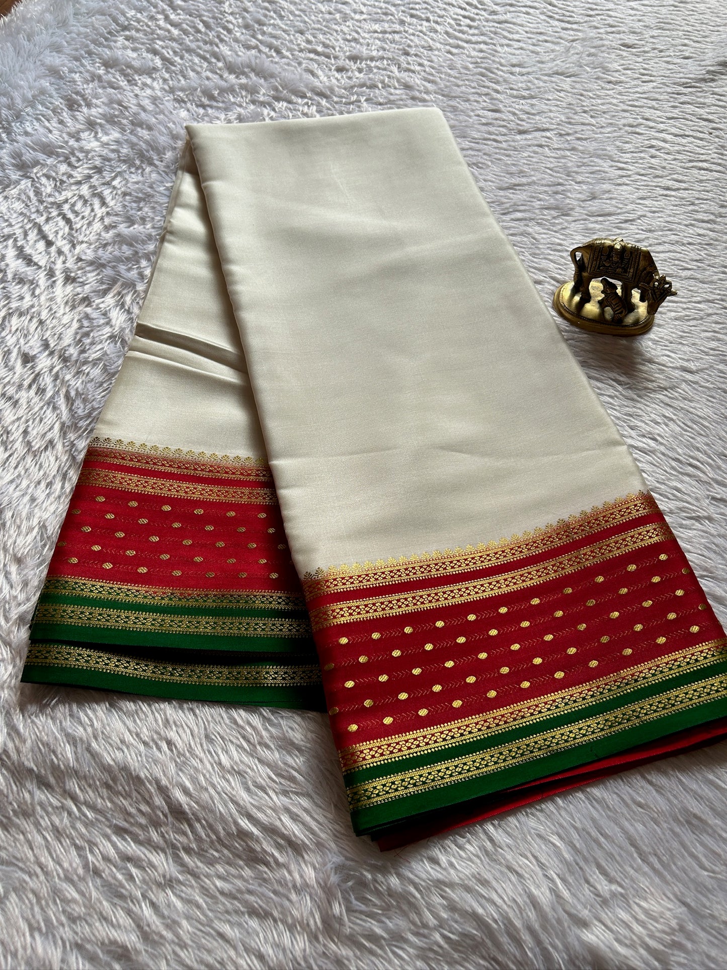 Aradhya (3D) : Off white-red-green