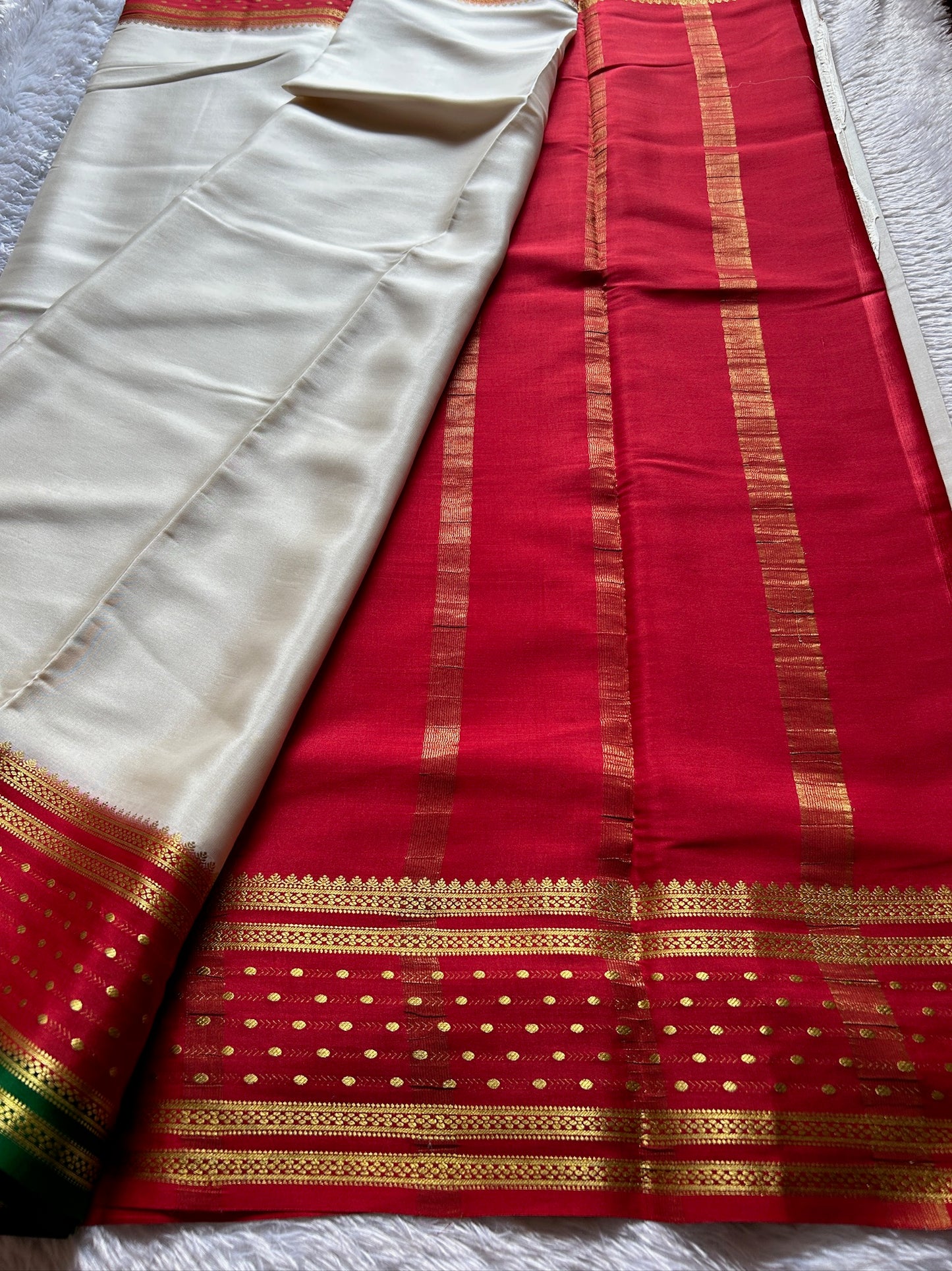 Aradhya (3D) : Off white-red-green