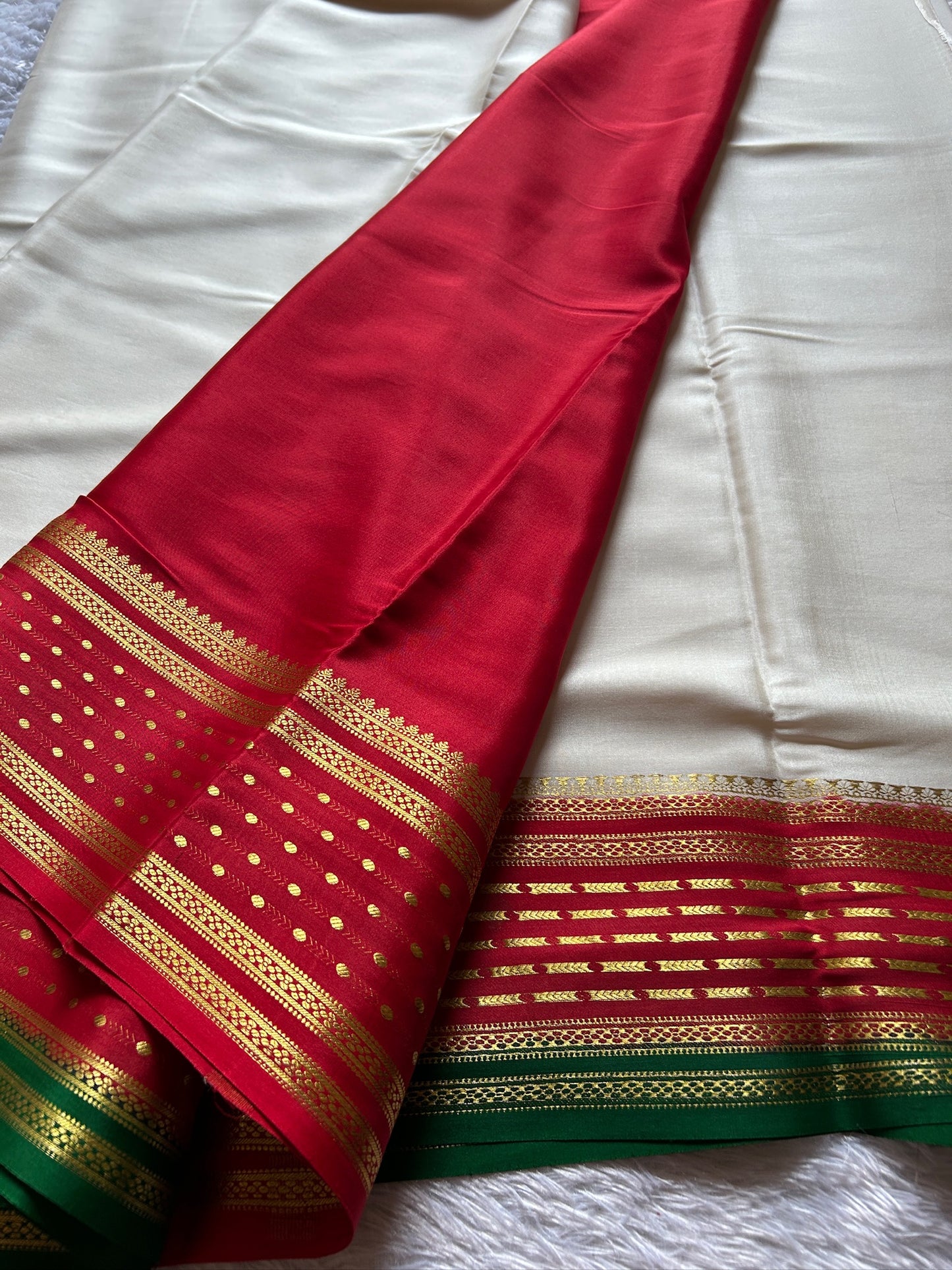 Aradhya (3D) : Off white-red-green