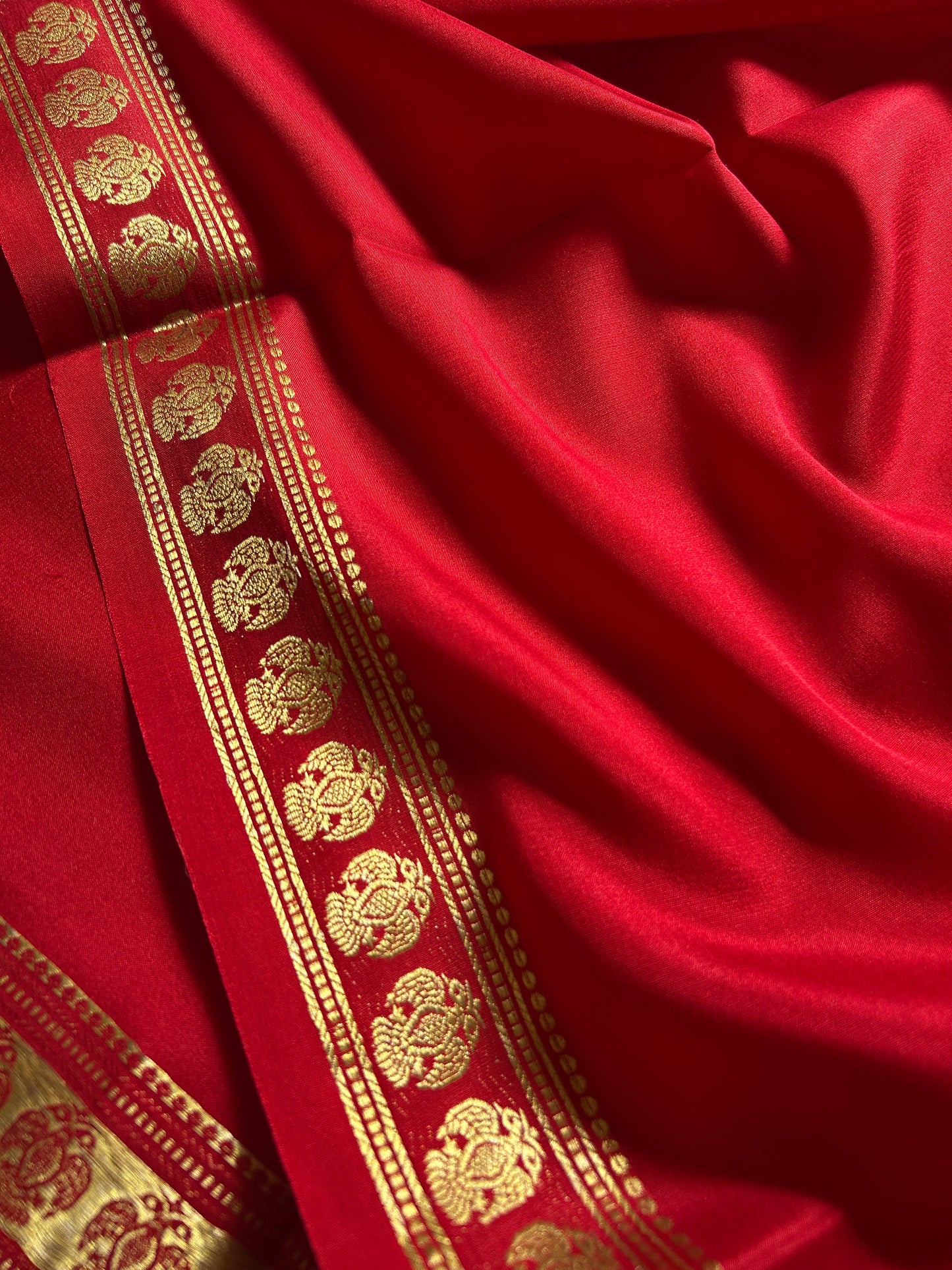 Brunda : Solid Red