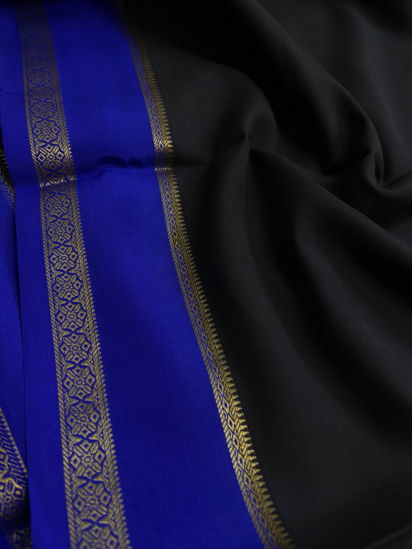 Darshini (2D) : Black-royal blue