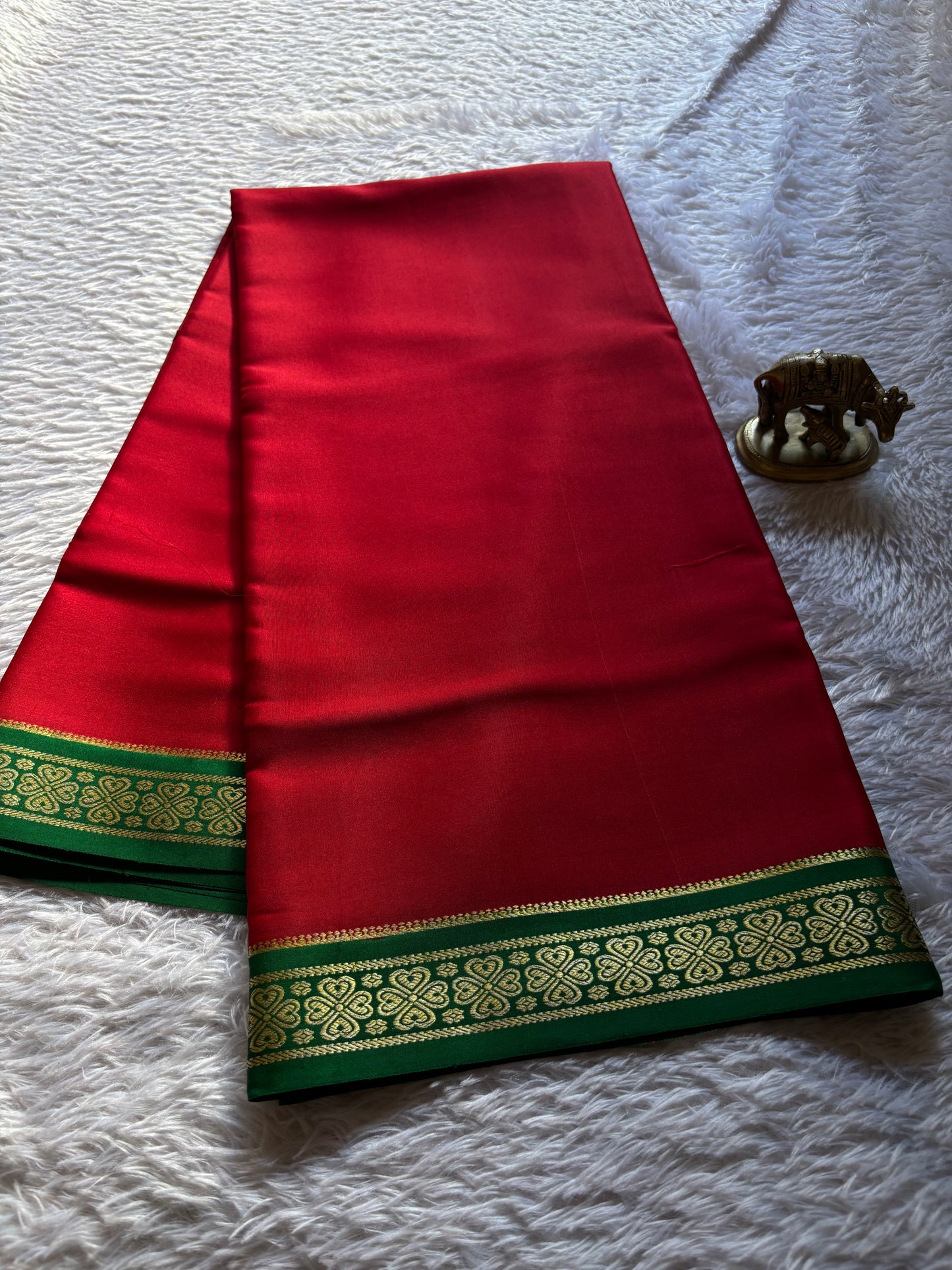 Champaka (2D) : Dark red-bottle green