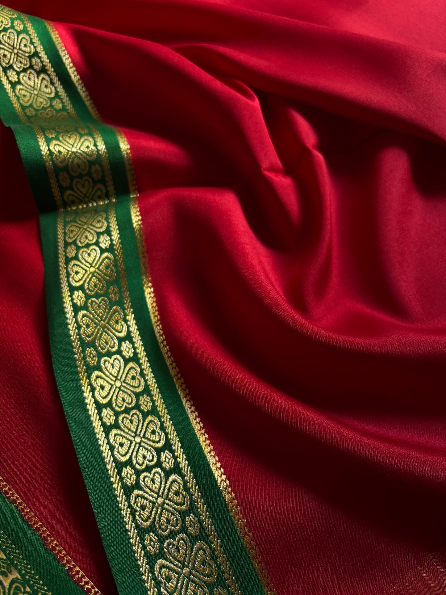 Champaka (2D) : Dark red-bottle green