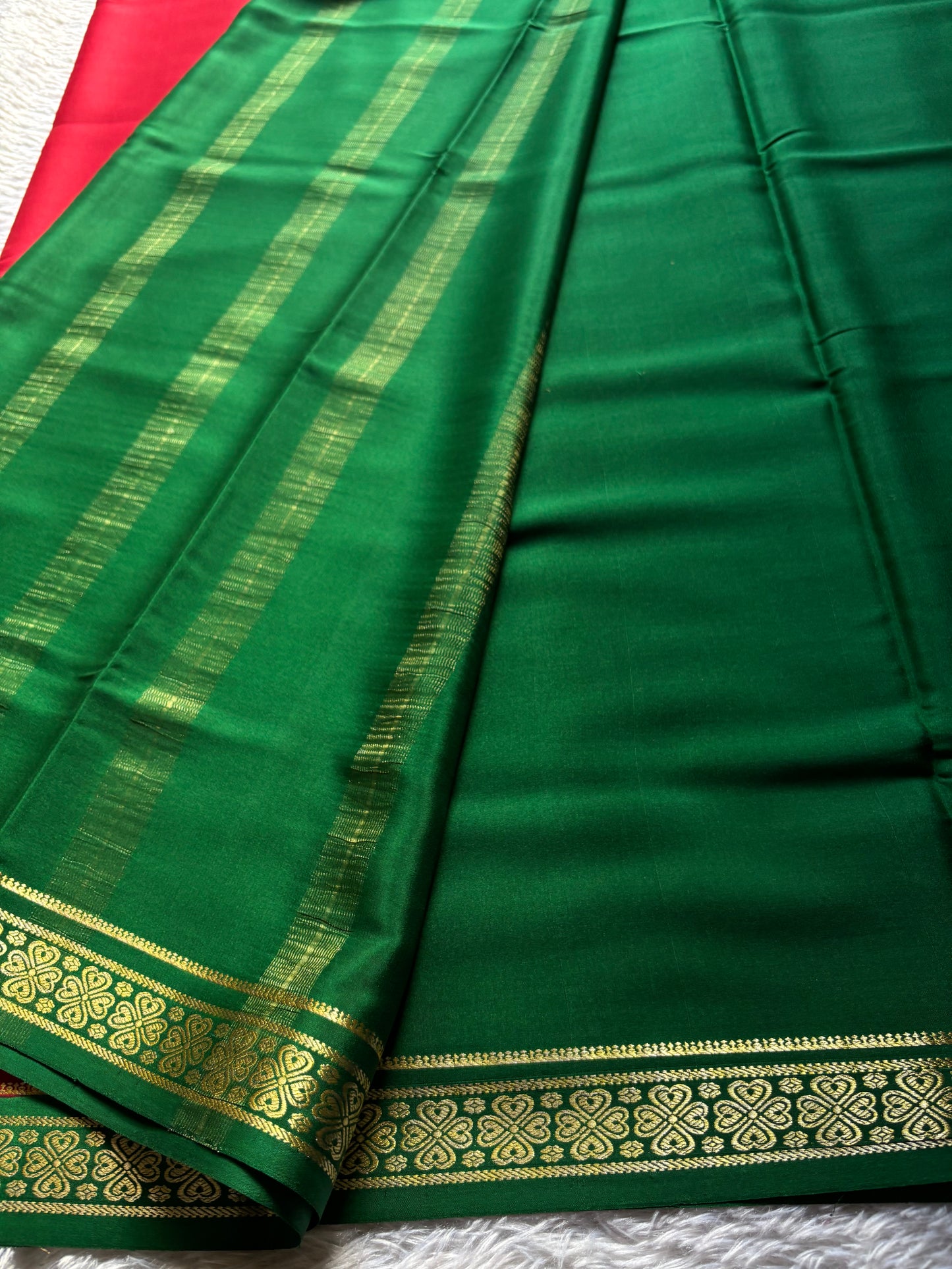 Champaka (2D) : Dark red-bottle green