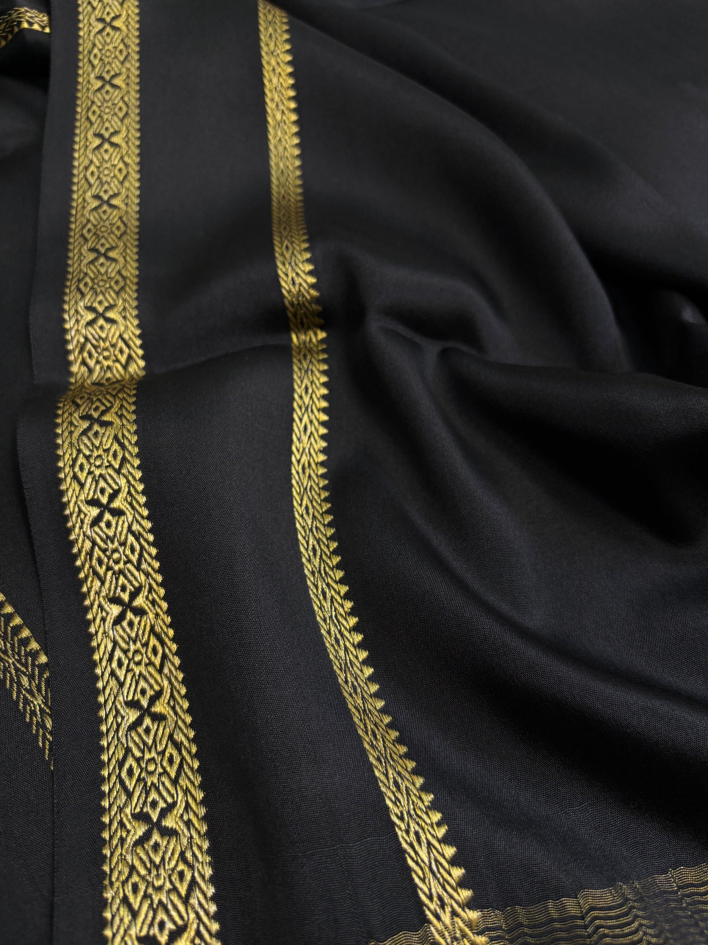 Darshini : Solid Black