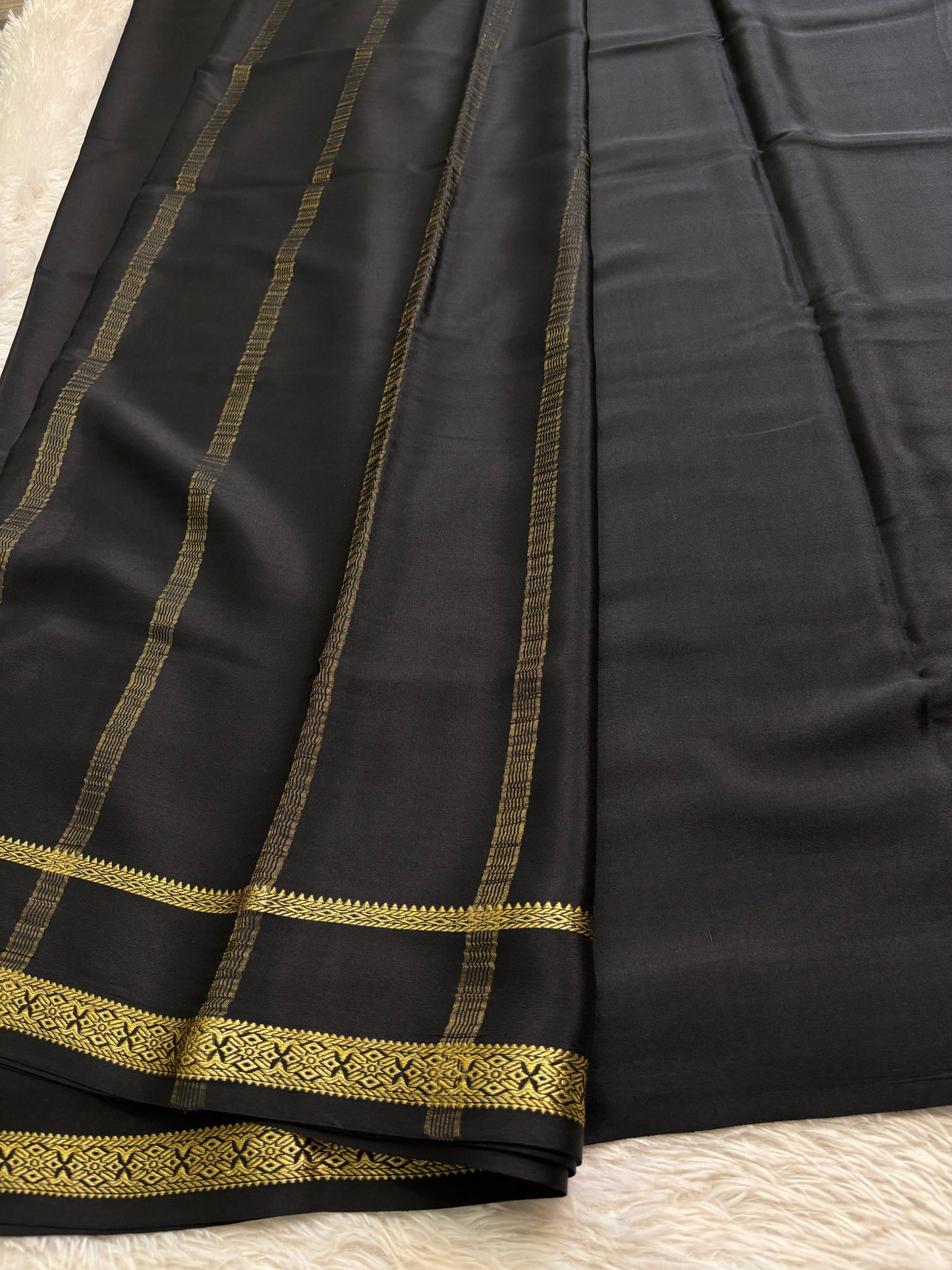 Darshini : Solid Black