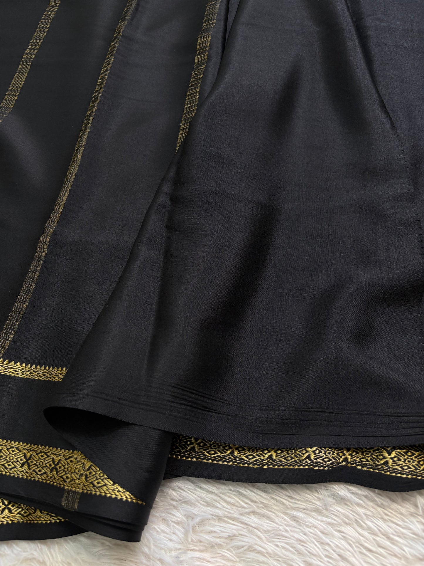 Darshini : Solid Black