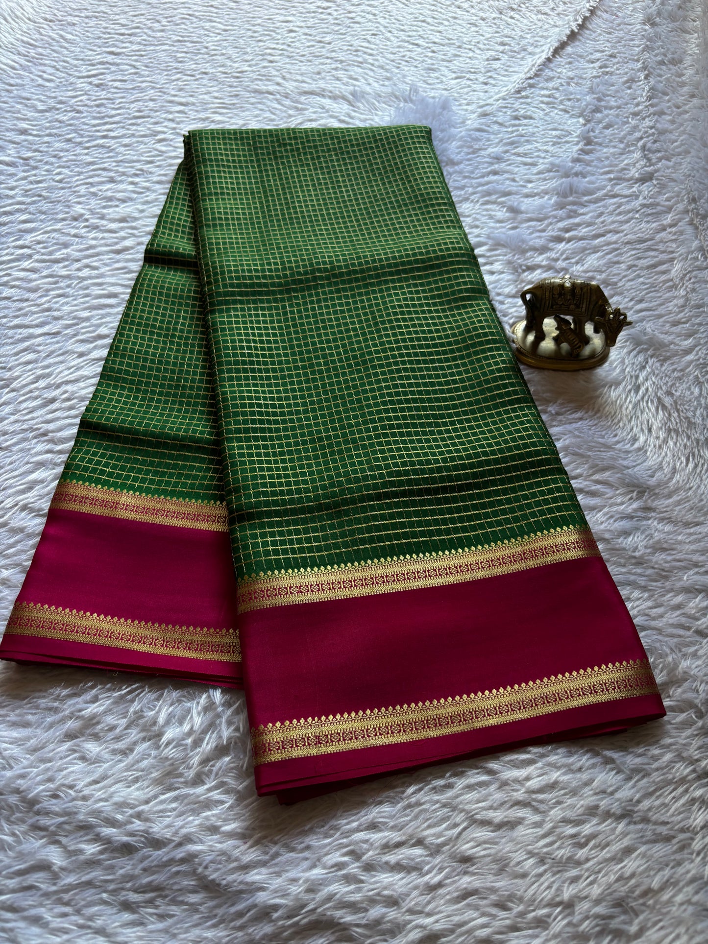 Himani (2D) : Dark green-dark pink