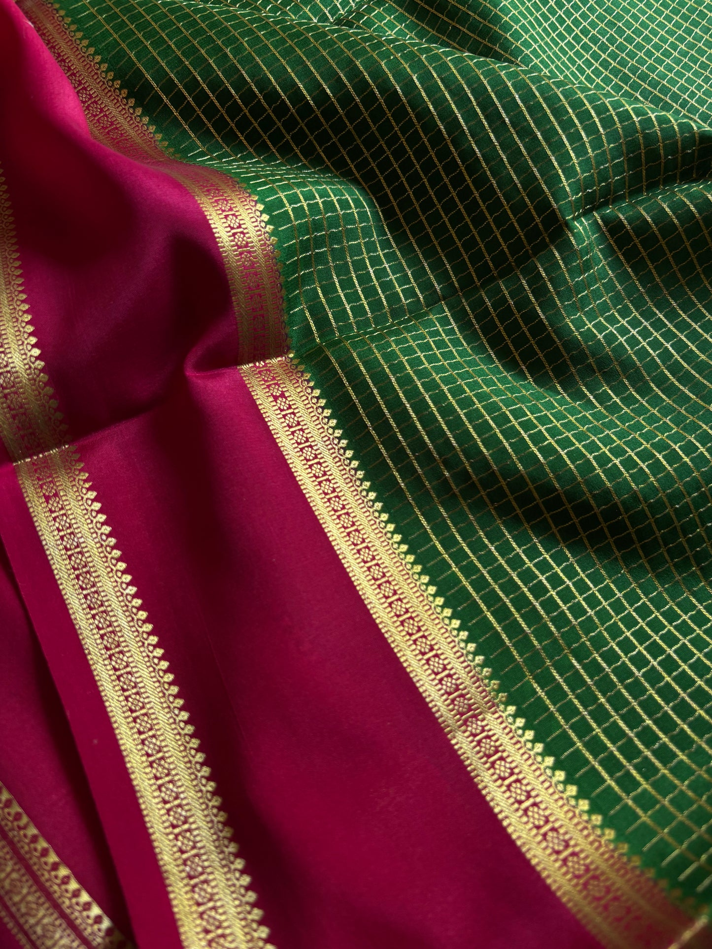 Himani (2D) : Dark green-dark pink