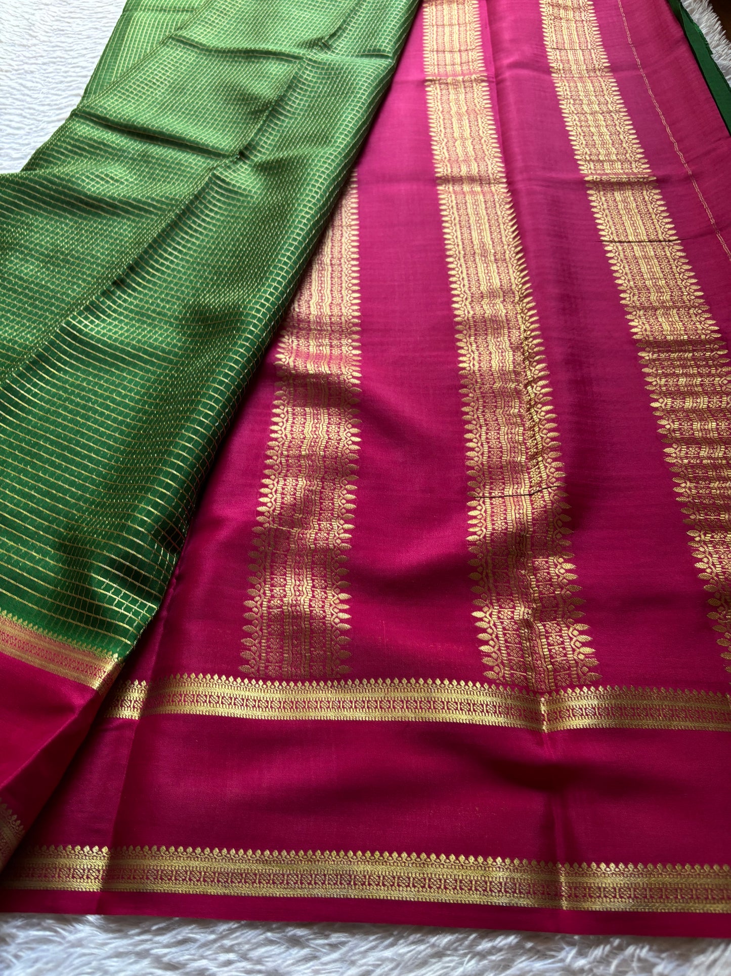 Himani (2D) : Dark green-dark pink