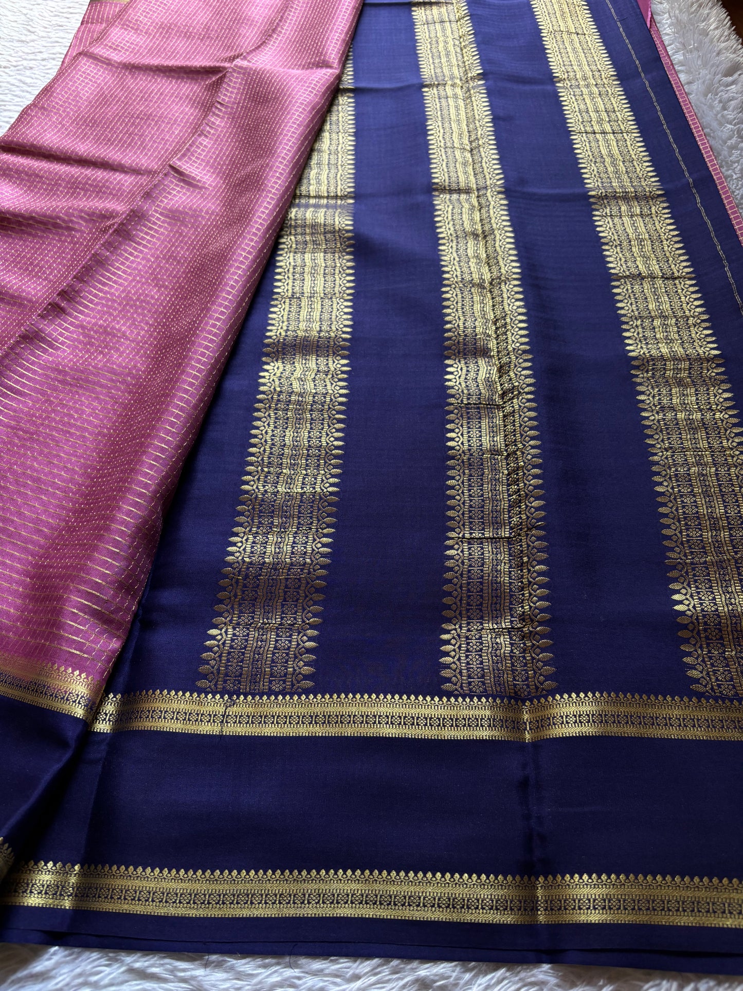Himani (2D) : Mauve pink-dark navy blue