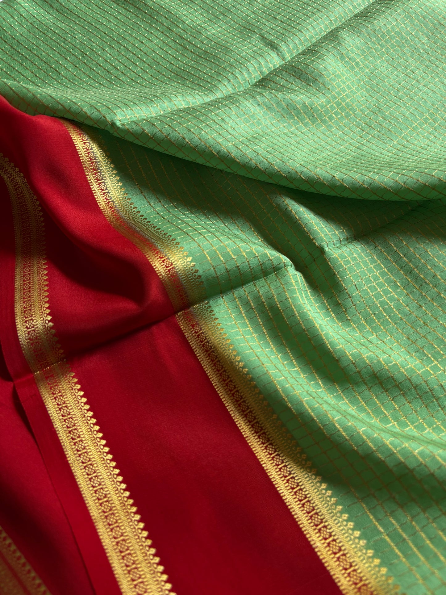Himani (2D) : Mint green-red