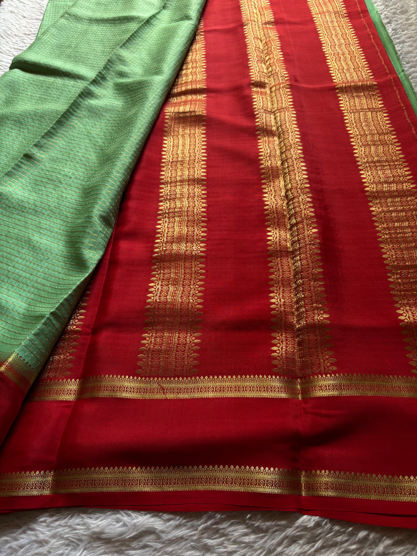 Himani (2D) : Mint green-red