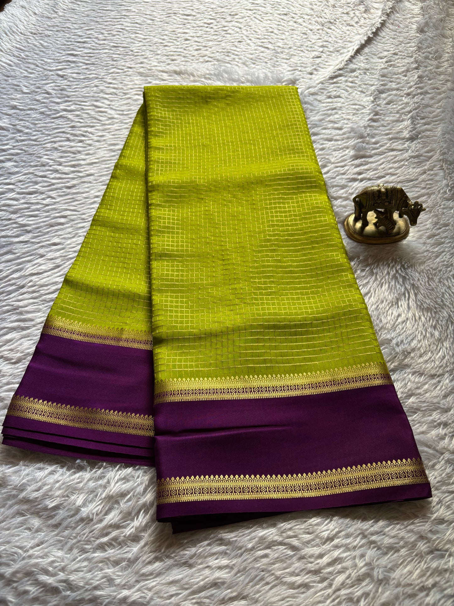 Himani (2D) : Olive-dark magenta