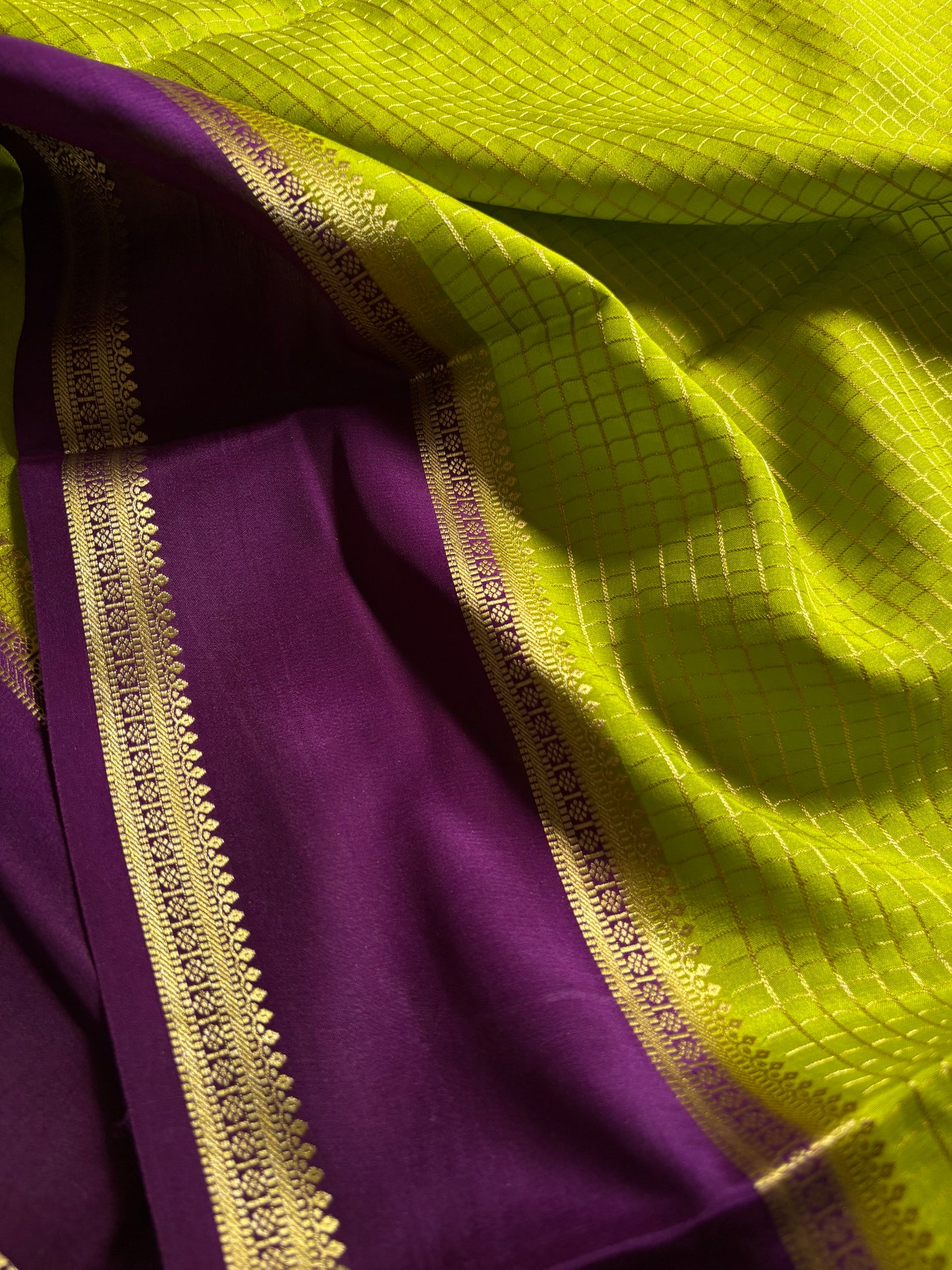 Himani (2D) : Olive-dark magenta