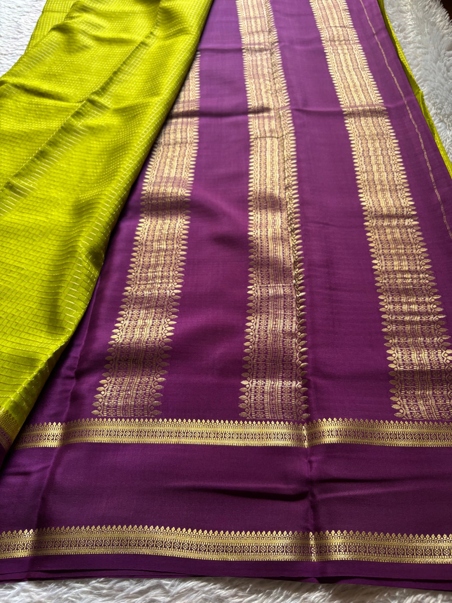 Himani (2D) : Olive-dark magenta