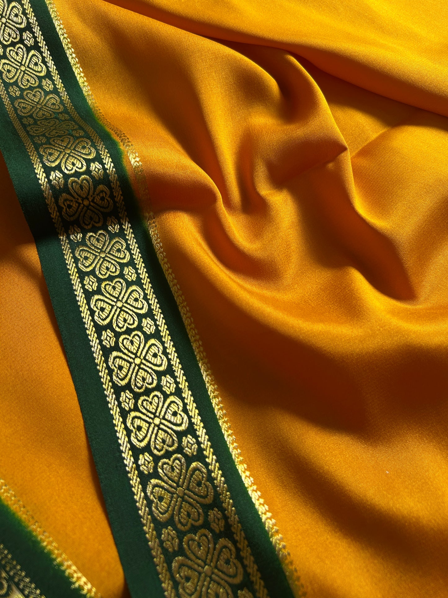Champaka (2D) : Golden yellow-bottle green