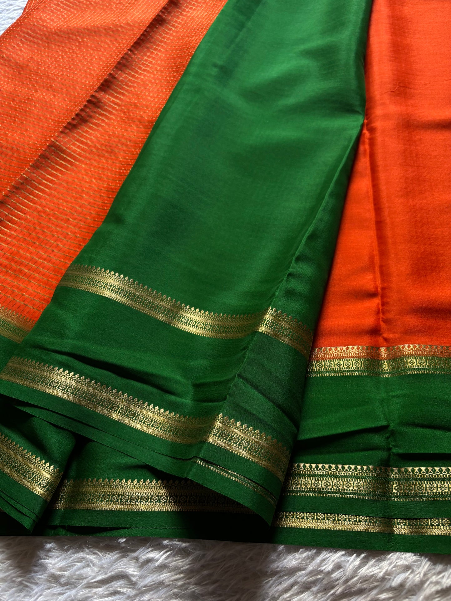 Himani (2D) : Orange-bottle green