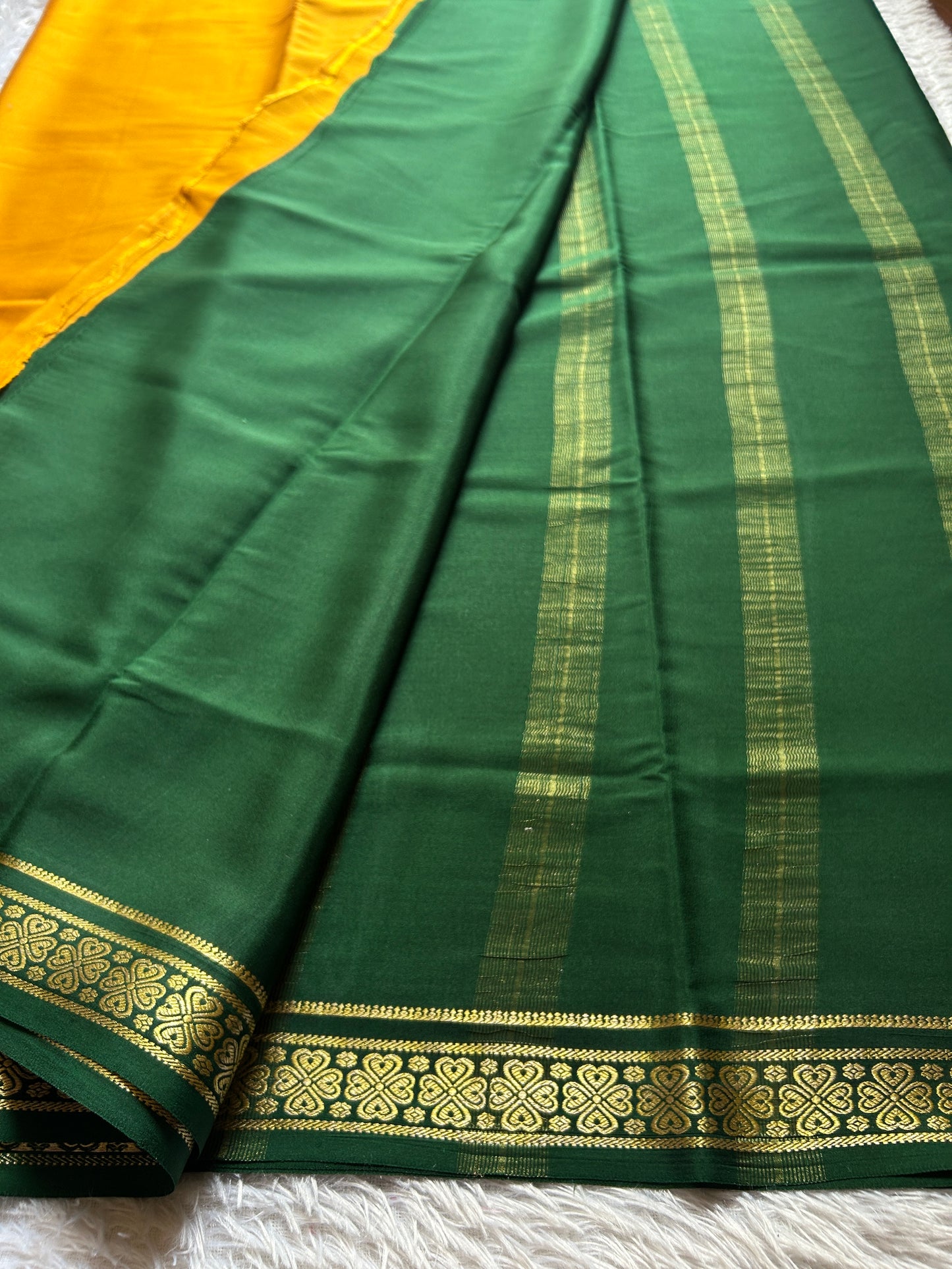 Champaka (2D) : Golden yellow-bottle green