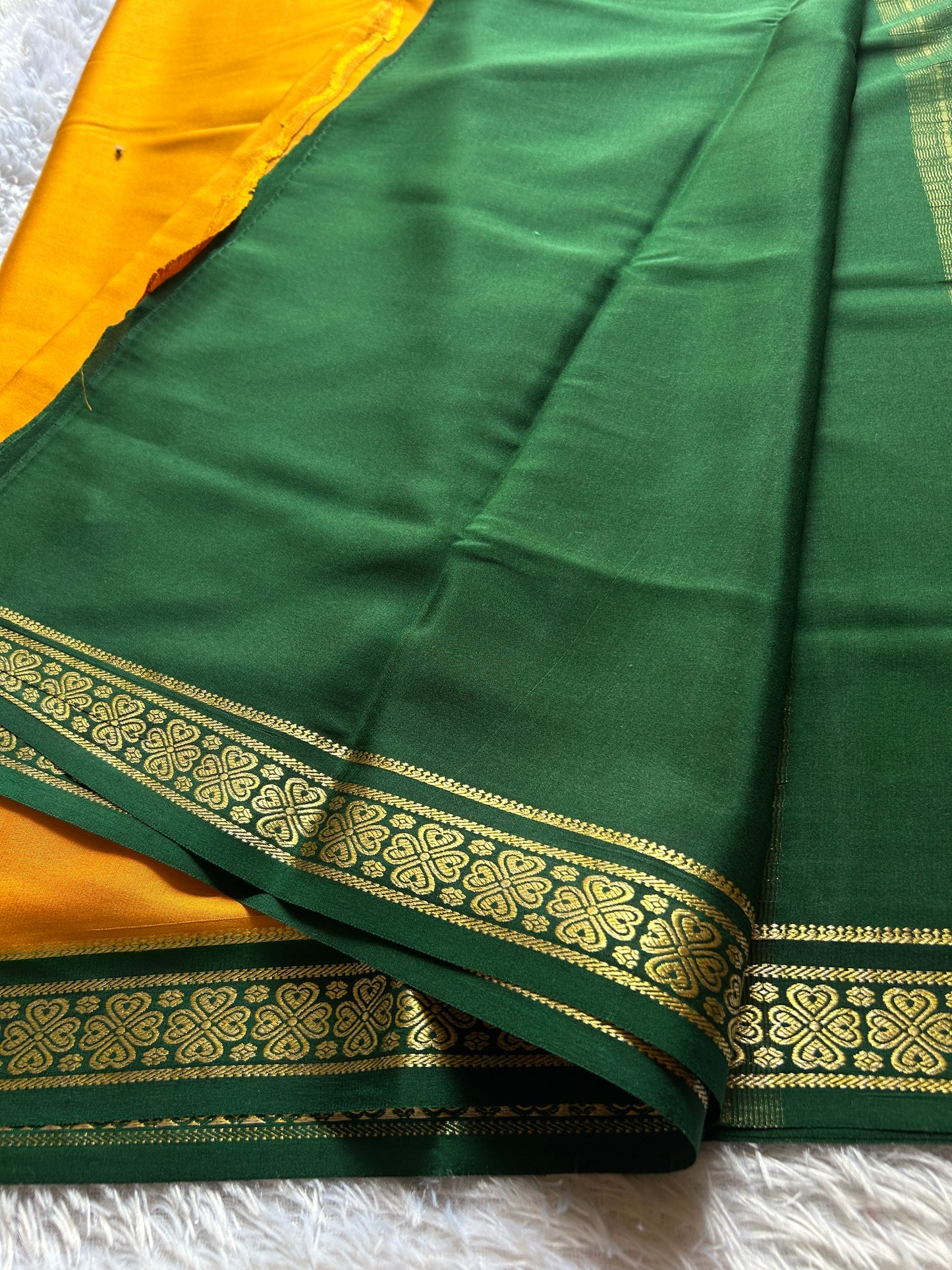 Champaka (2D) : Golden yellow-bottle green